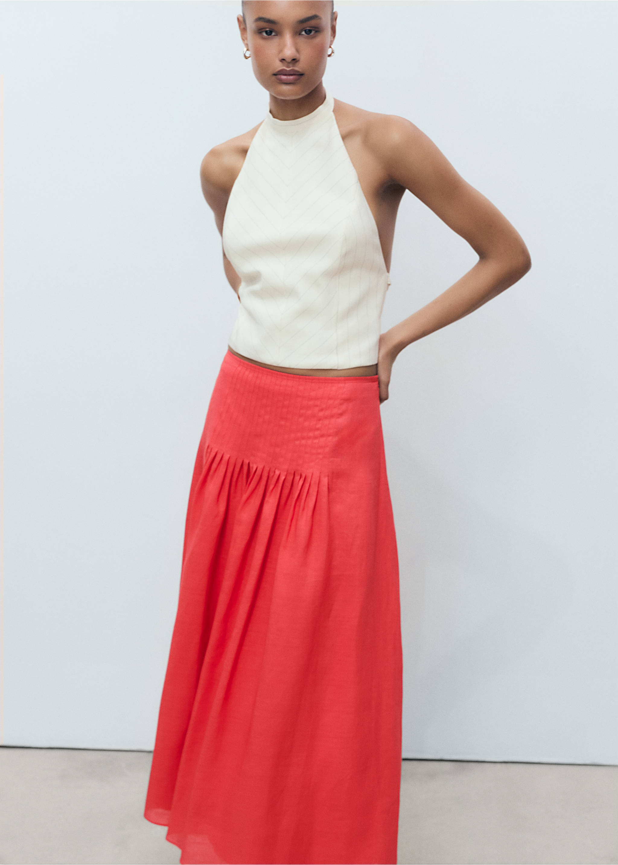 Ramie pleated skirt - Details of the article 2, Red. Ref: 87077187-00.