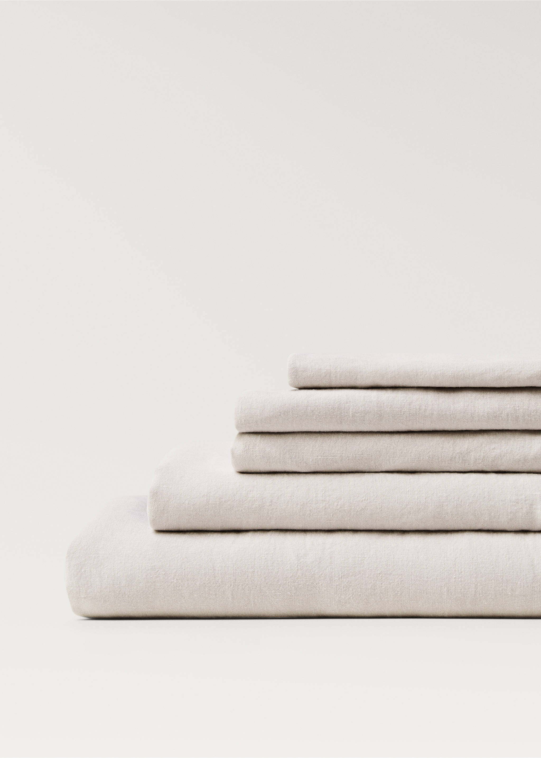 Washed linen fitted sheet for 135 cm bed - Details of the article 2, Beige. Ref: 87077195-00.