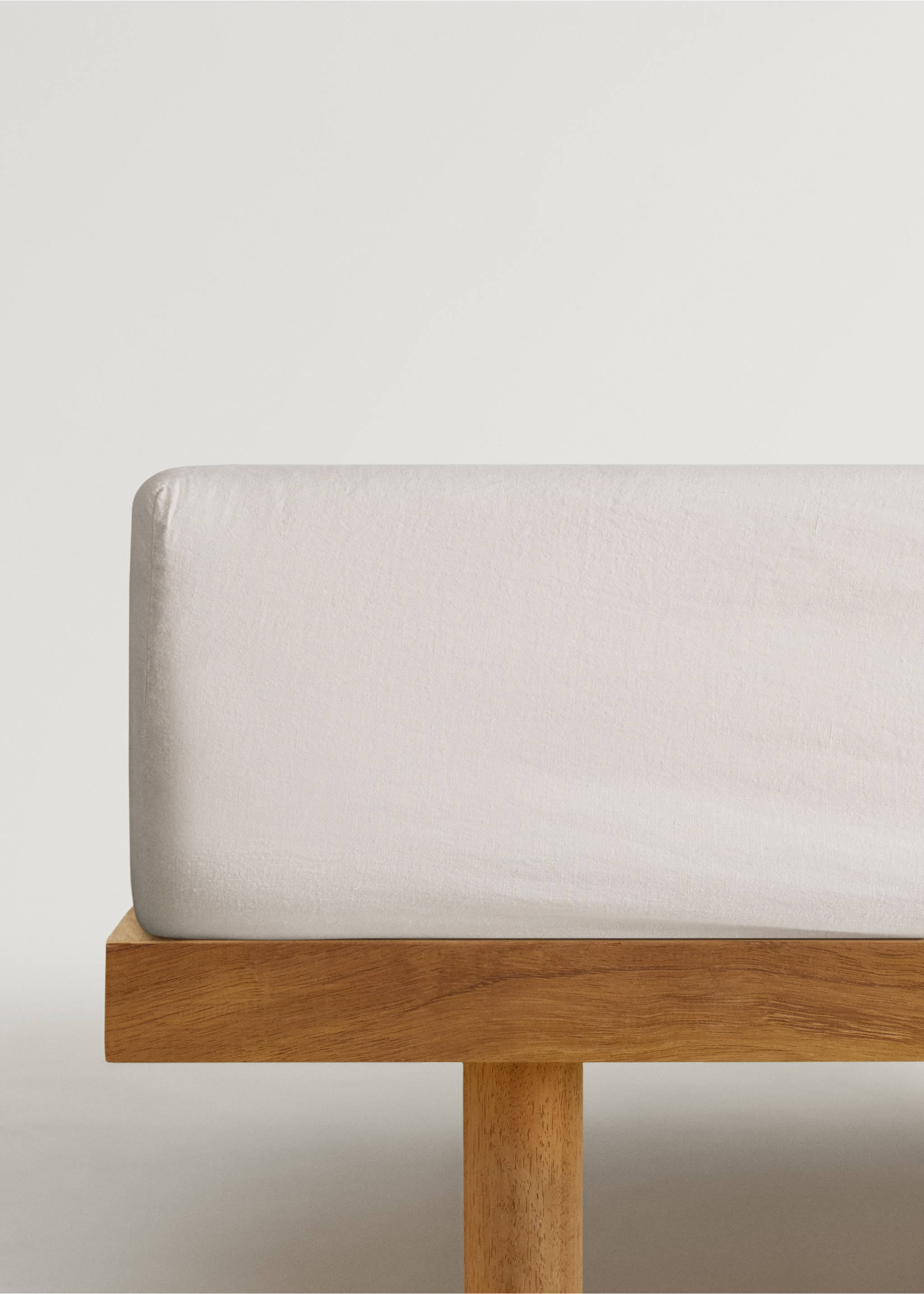 Washed linen fitted sheet for 135 cm bed - Article without model, Beige. Ref: 87077195-00.