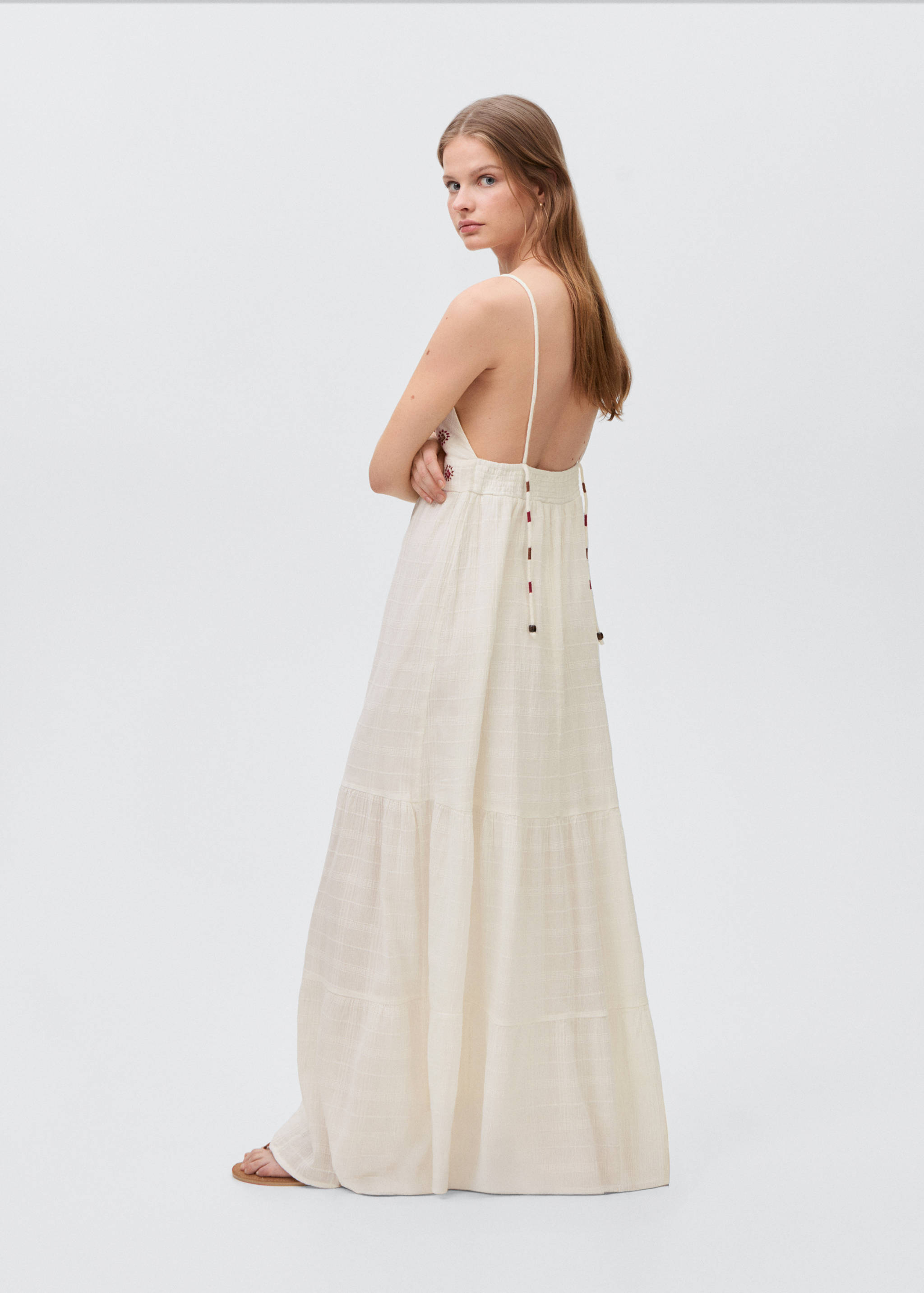 Besticktes Kleid mit aufgesticktem Sonnenmotiv - Rückseite des Artikels