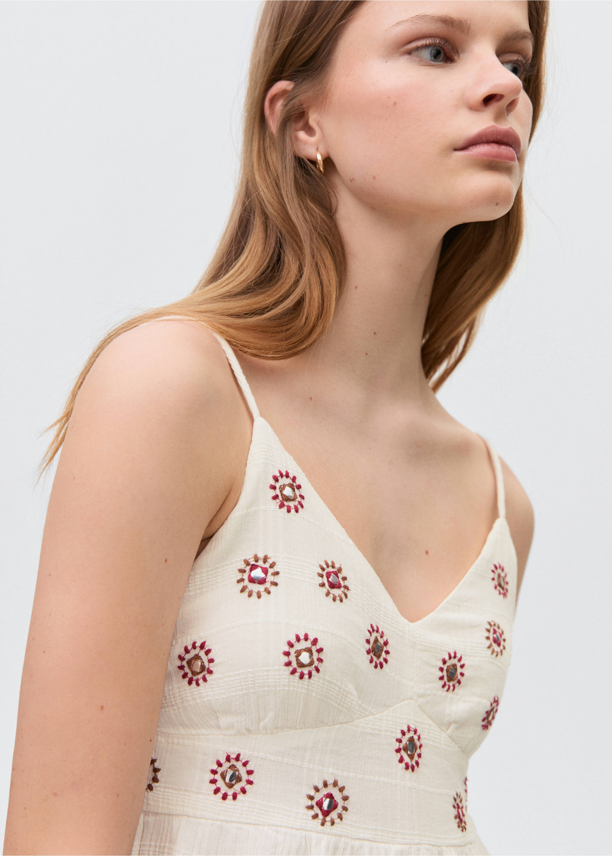 Besticktes Kleid mit aufgesticktem Sonnenmotiv - Detail des Artikels 1, Cremeweiß. Ref: 87077681-00.