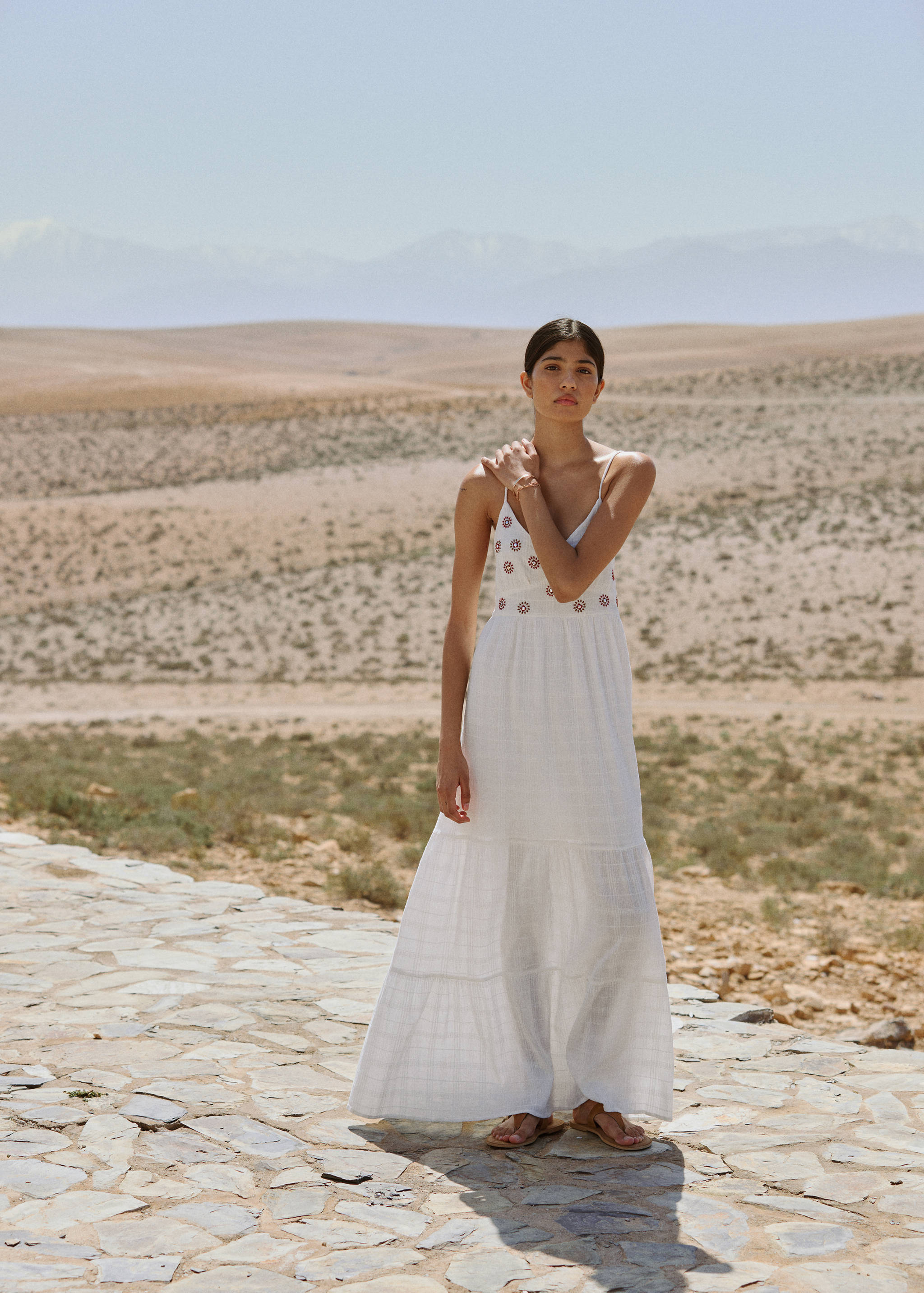 Besticktes Kleid mit aufgesticktem Sonnenmotiv - Detail des Artikels 5