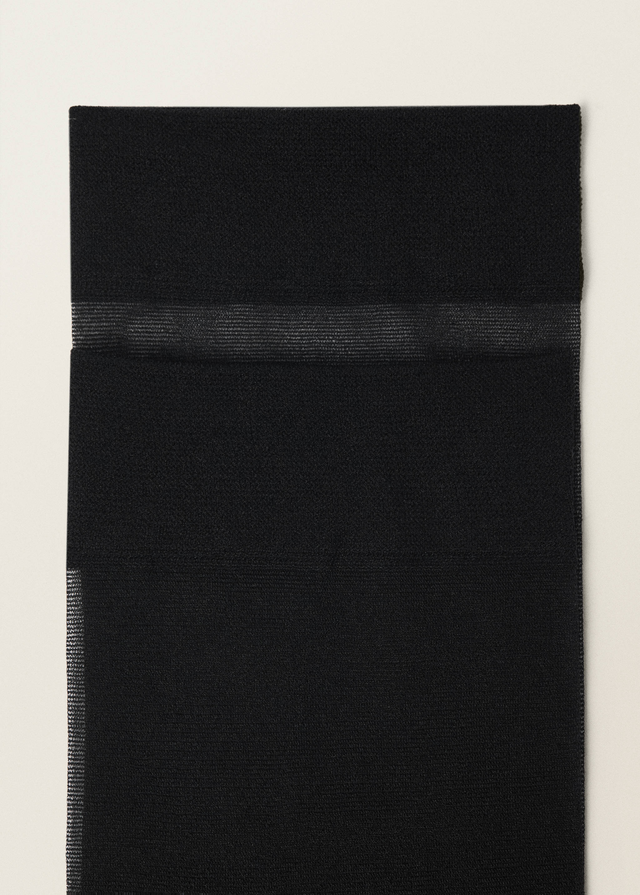 Meias finas transparentes com abertura - Plano médio