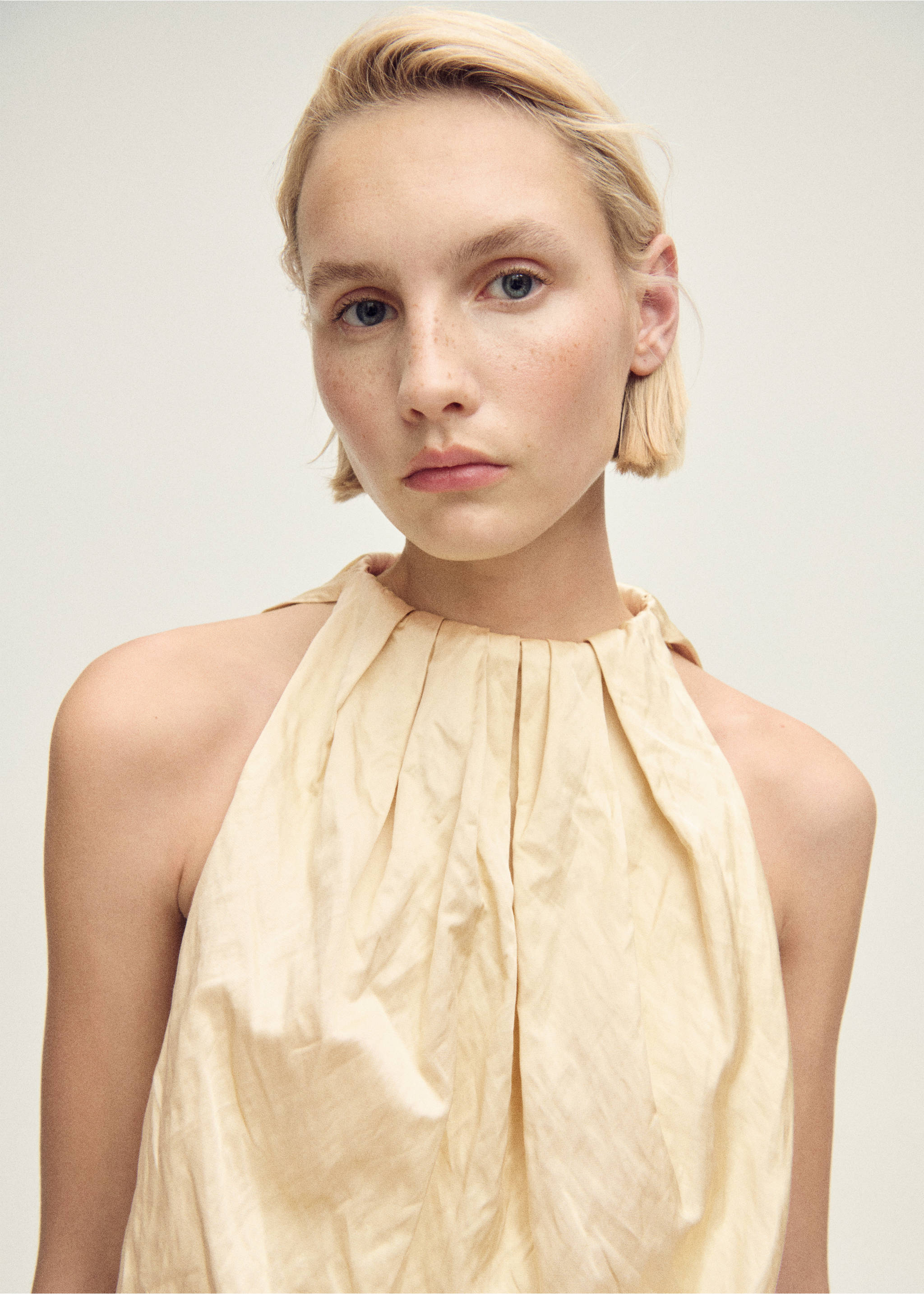 Creased-fabric balloon blouse - Details of the article 1, Ecru. Ref: 87077718-00.