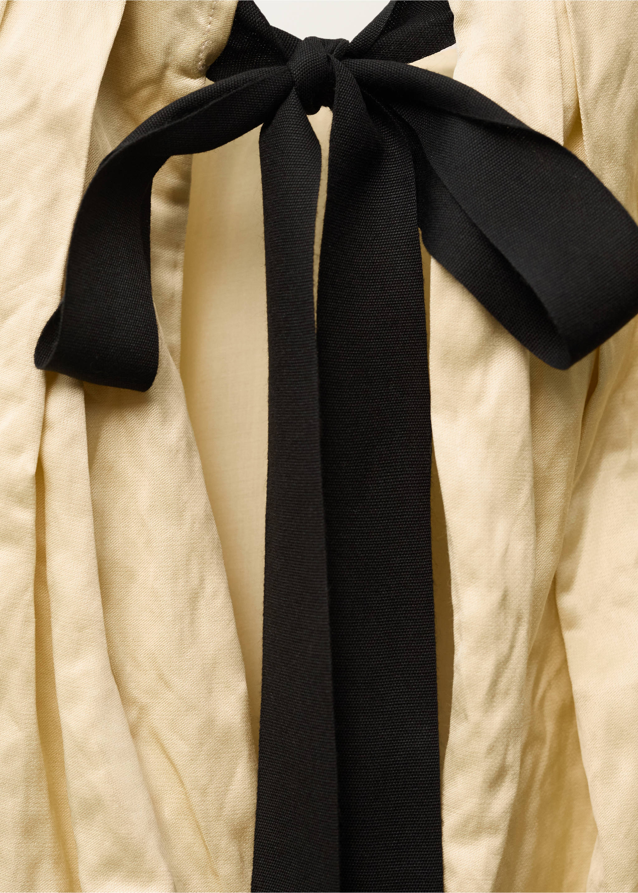 Creased-fabric balloon blouse - Details of the article 8, Ecru. Ref: 87077718-00.