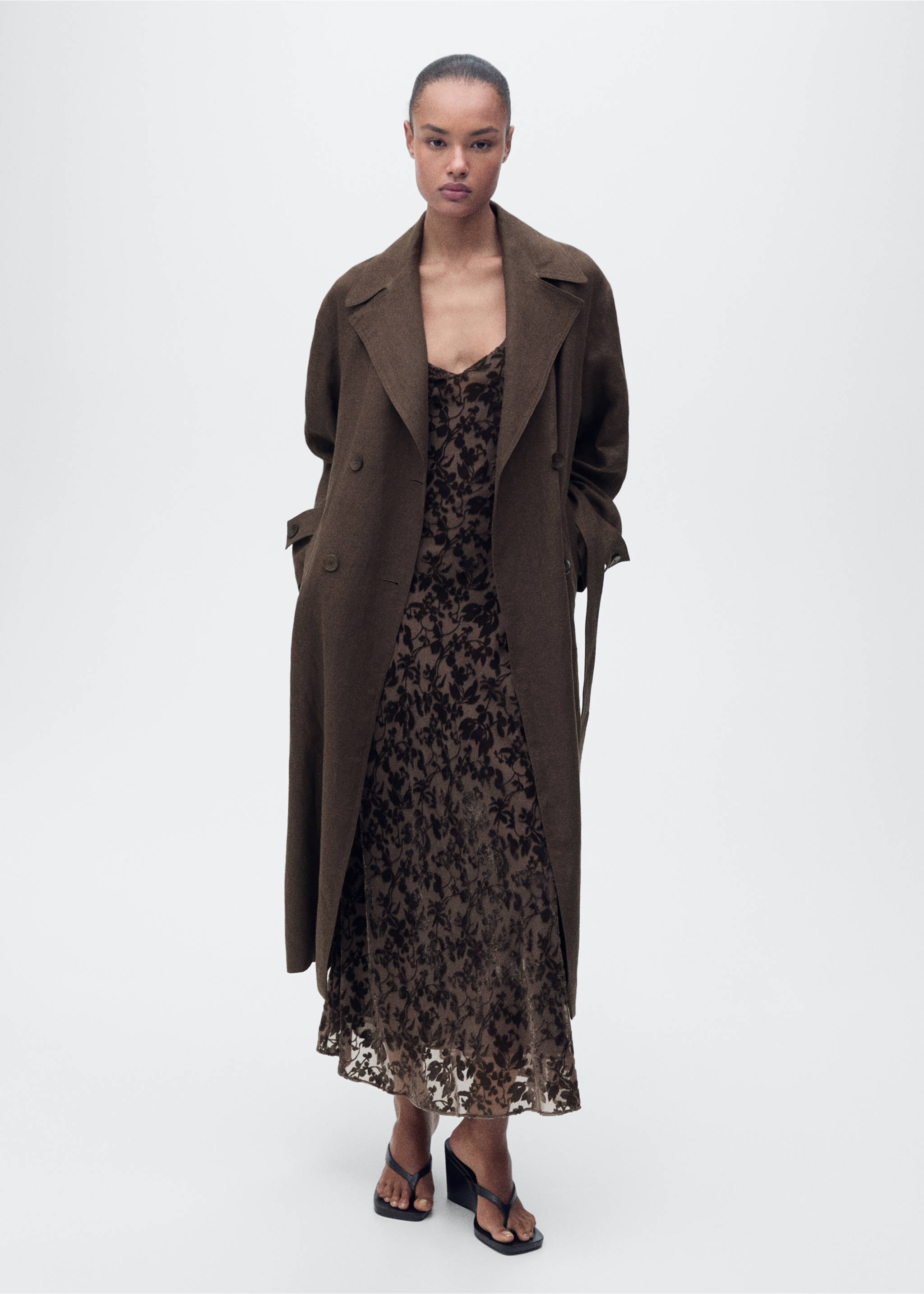 Trench lino doble botonadura - Plano general, Marrón. Ref: 87077888-00.