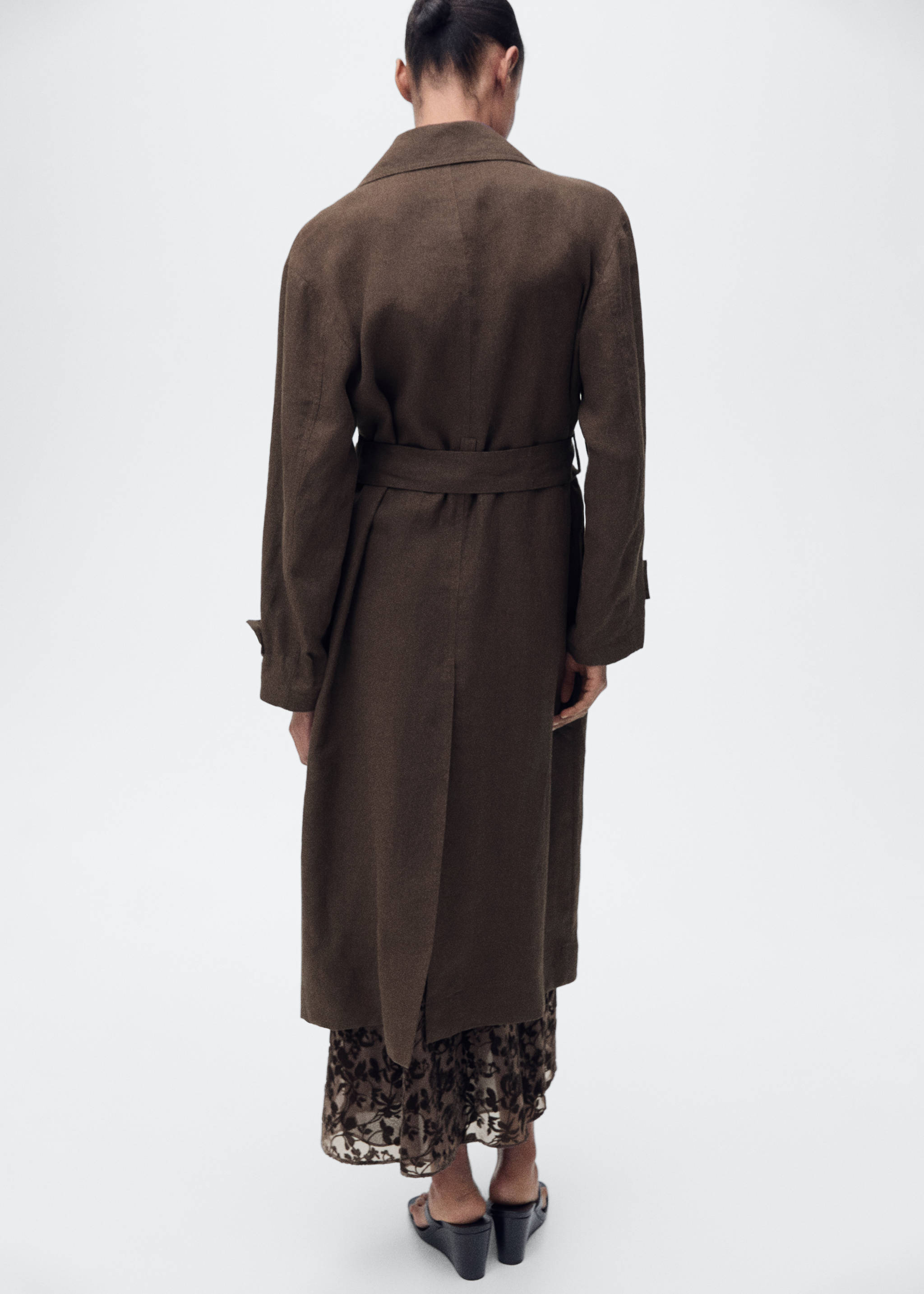 Doppelreihiger Leinen-Trenchcoat - Rückseite des Artikels