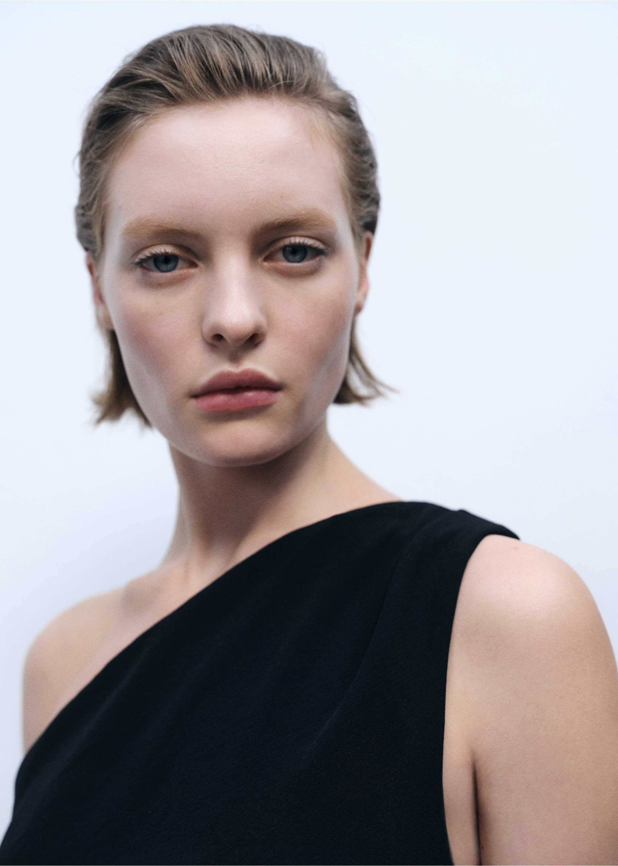 Mono asimétrico detalle drapeado - Detalle del artículo 1, Negro. Ref: 87077891-00.