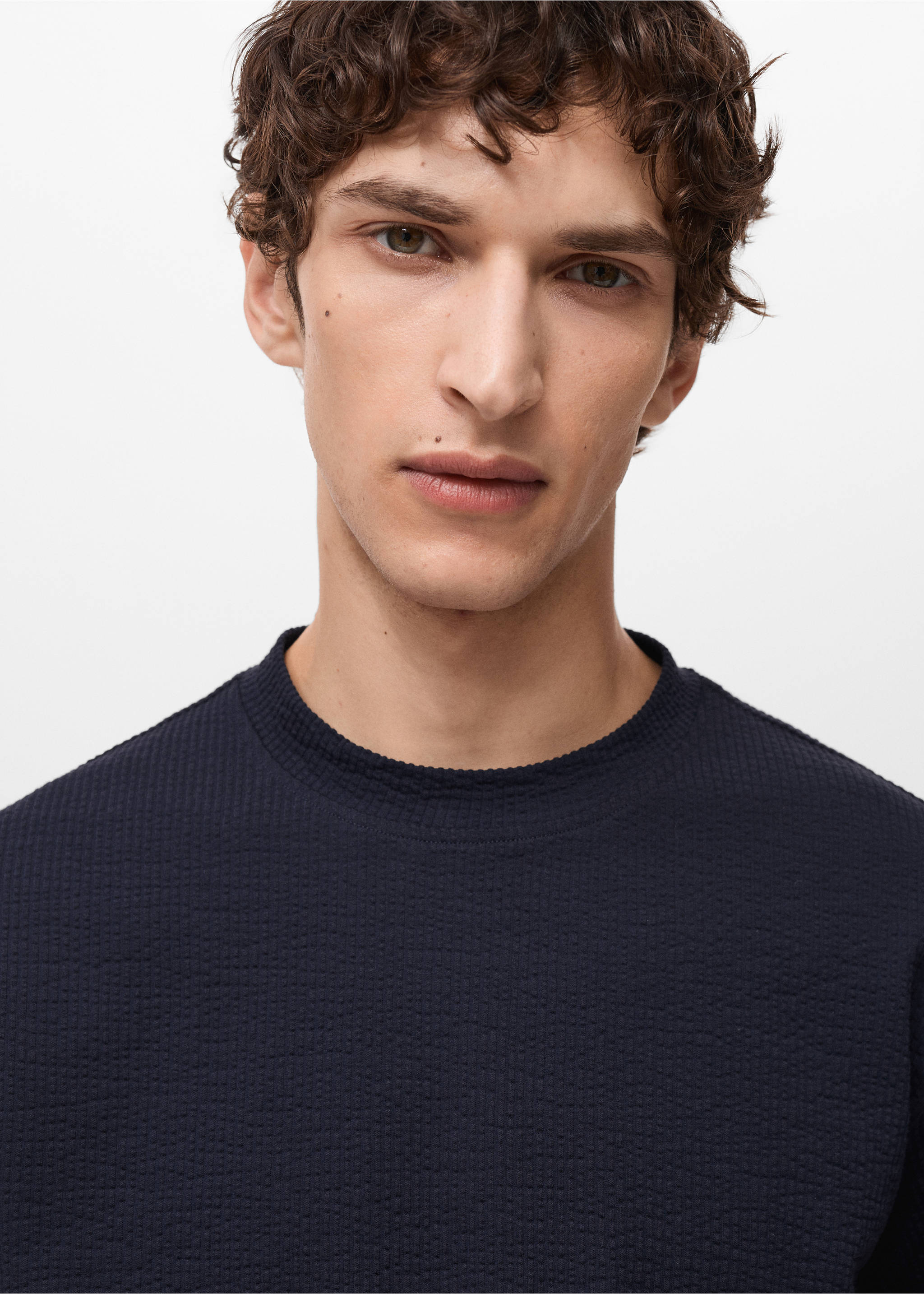 T-Shirt aus Seersucker-Baumwolle - Detail des Artikels 1, Dunkles Marineblau. Ref: 87077894-00.