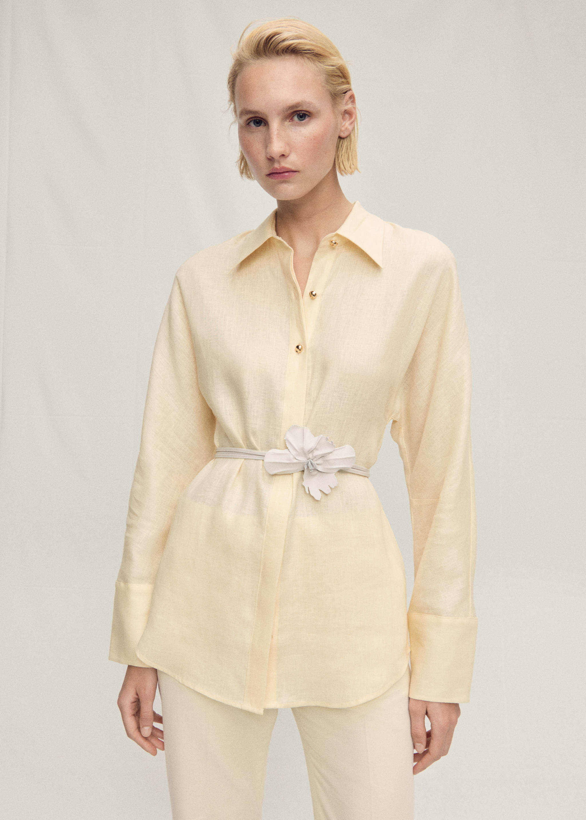 Chemise lin détail boutons - Plan moyen