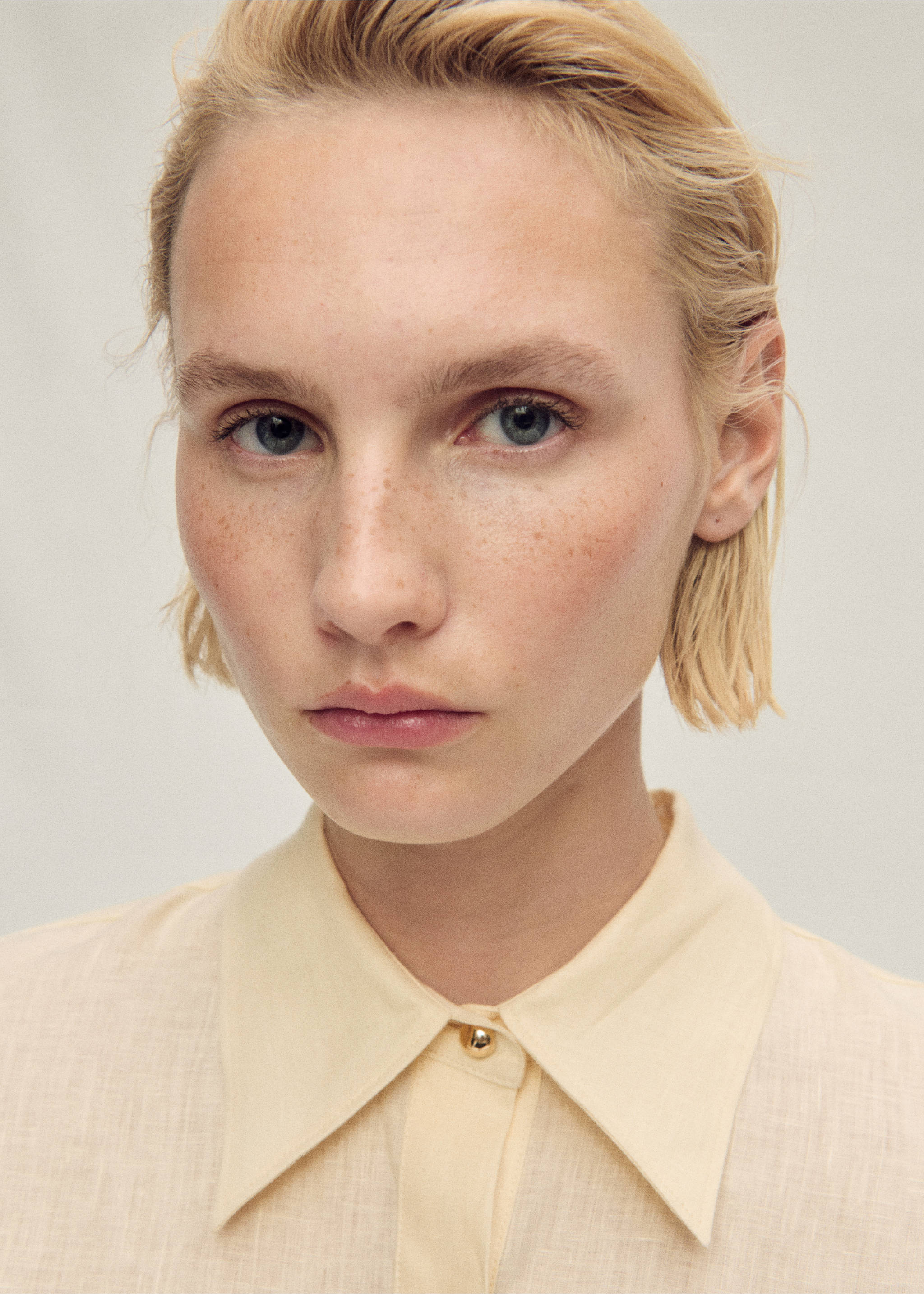 Linnen overhemd met knoopdetail - Detail van het artikel 1, Vanille. Ref: 87077899-00.