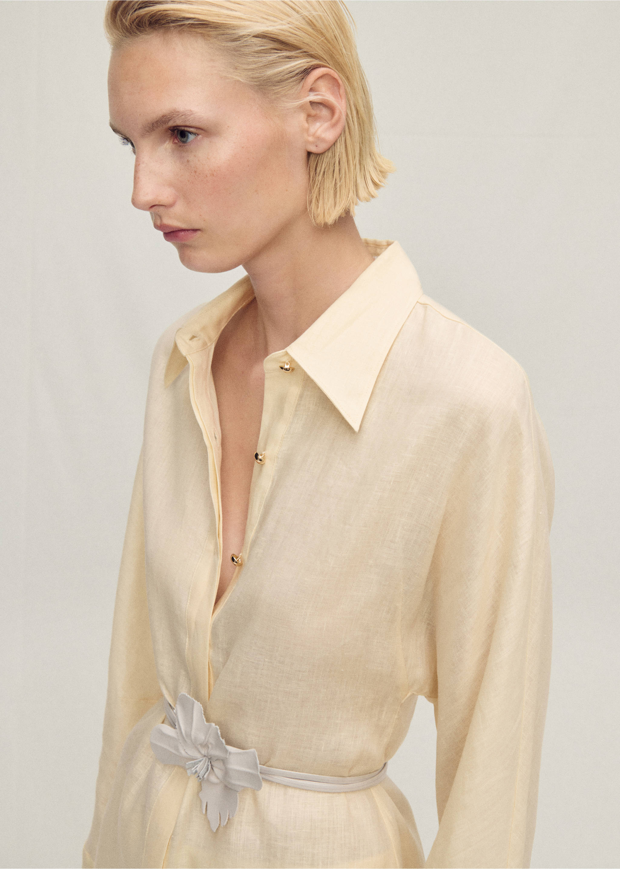 Linnen overhemd met knoopdetail - Detail van het artikel 2, Vanille. Ref: 87077899-00.