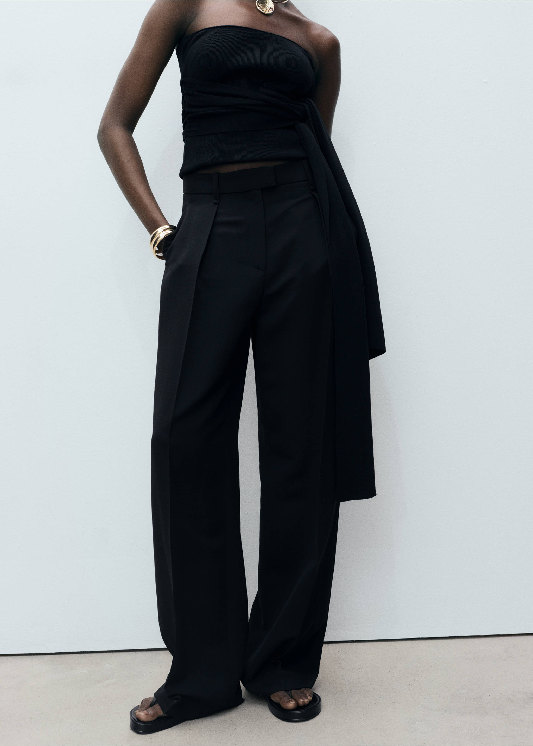 Gerade Bundfaltenhose aus Lyocell - Mittlere Ansicht, Schwarz. Ref: 87077904-00.