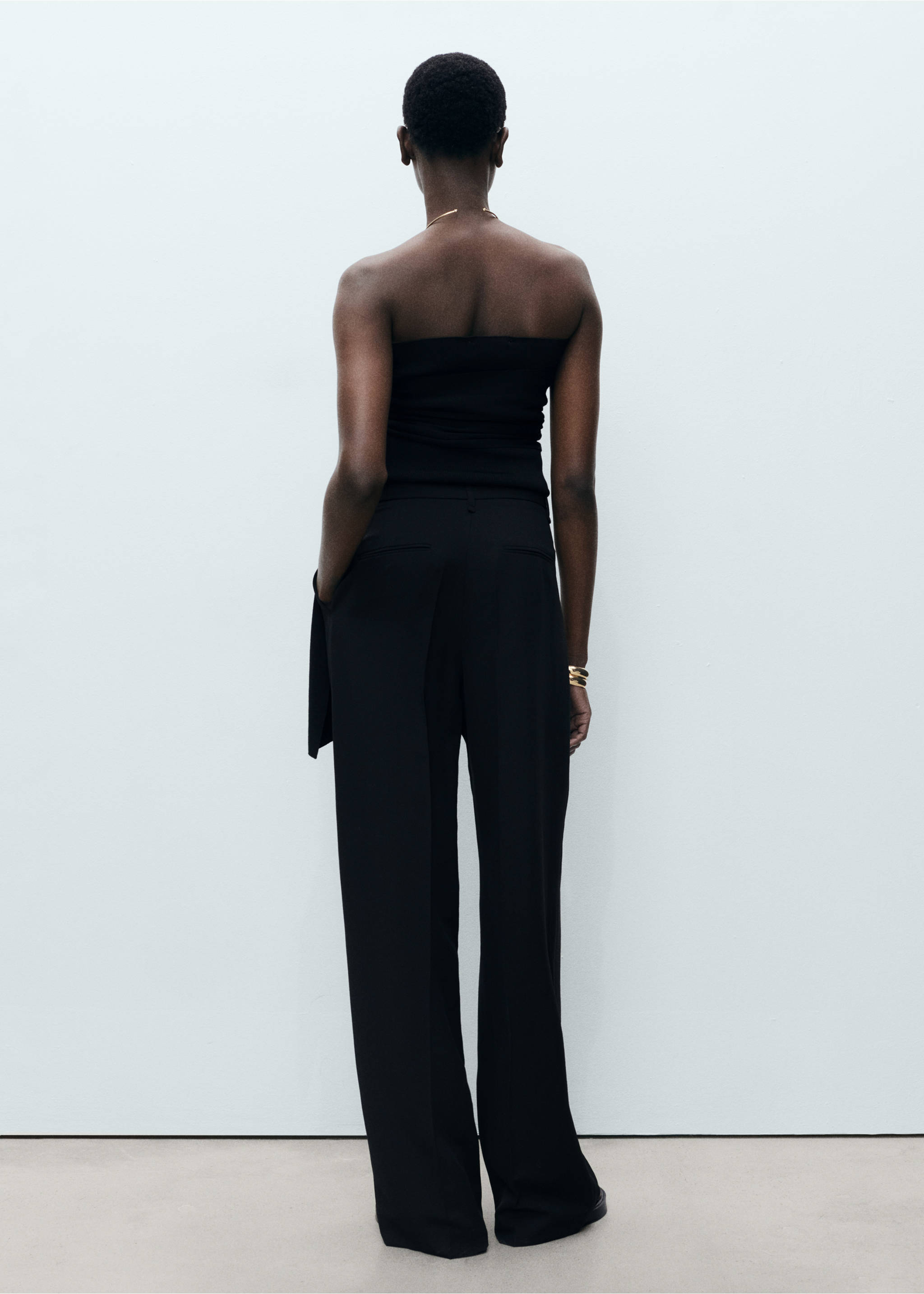 Gerade Bundfaltenhose aus Lyocell - Rückseite des Artikels, Schwarz. Ref: 87077904-00.