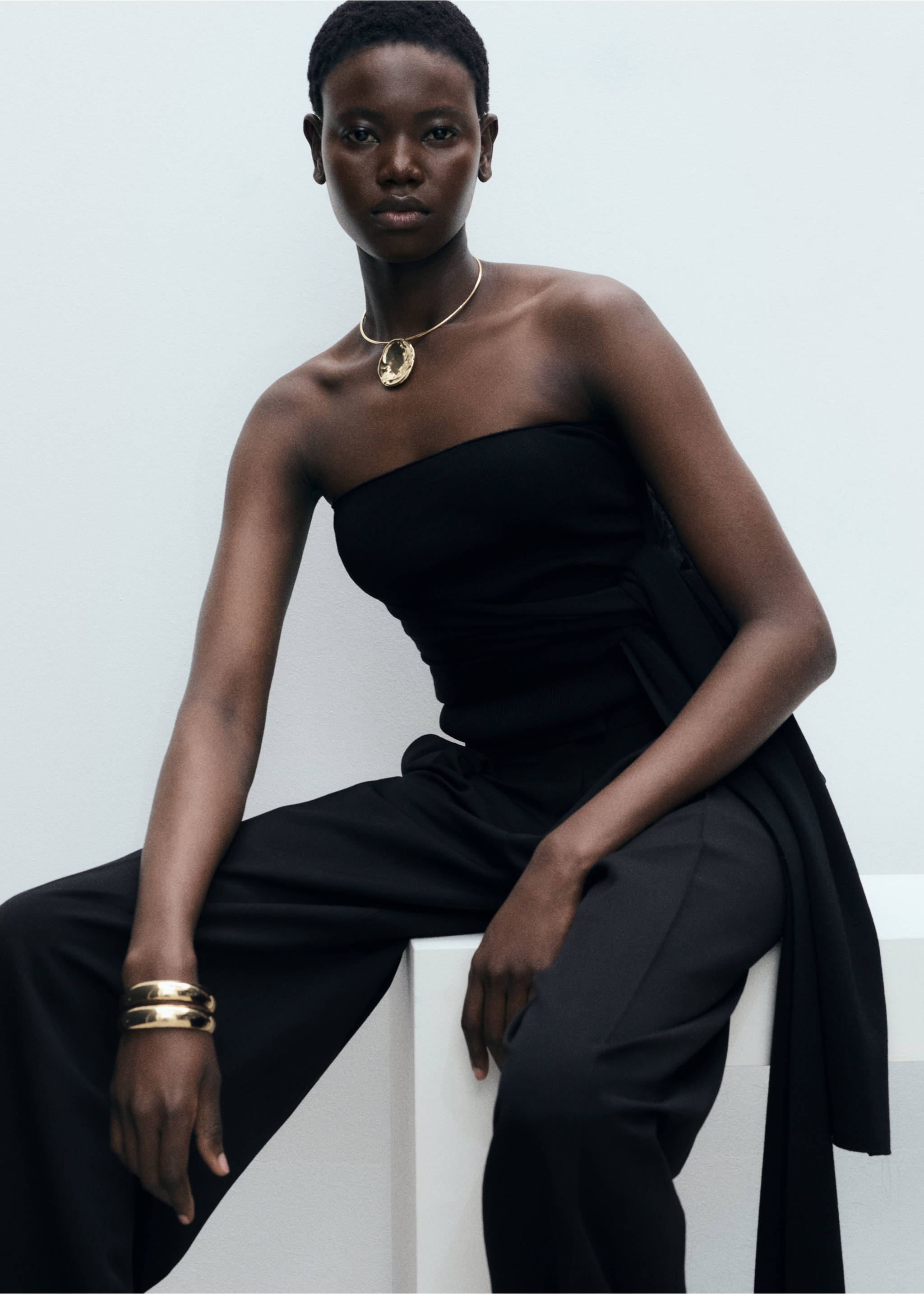 Gerade Bundfaltenhose aus Lyocell - Detail des Artikels 2, Schwarz. Ref: 87077904-00.