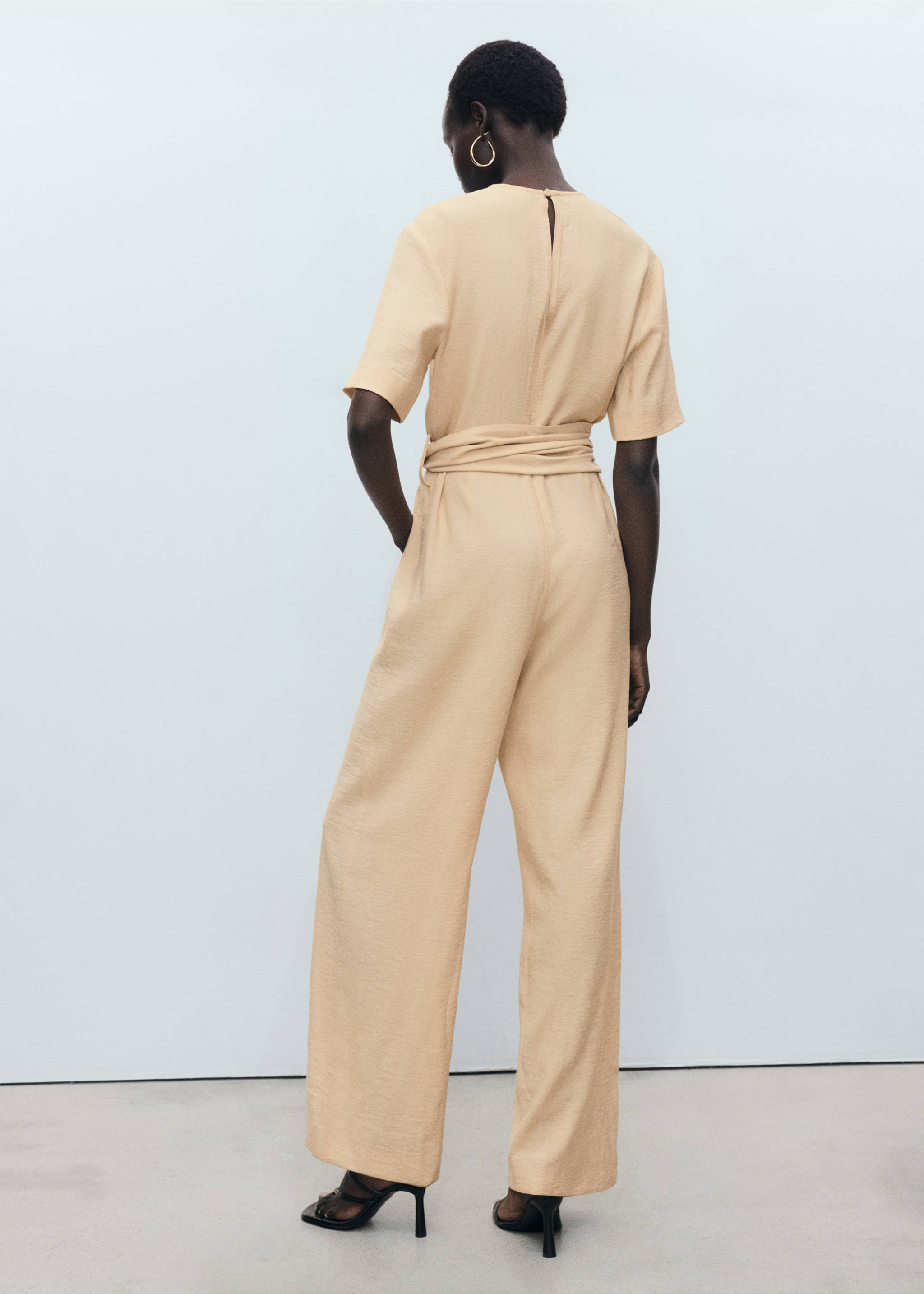 Straight-fit short-sleeved jumpsuit with belt - Reverse of the article, Ecru. Ref: 87077907-00.