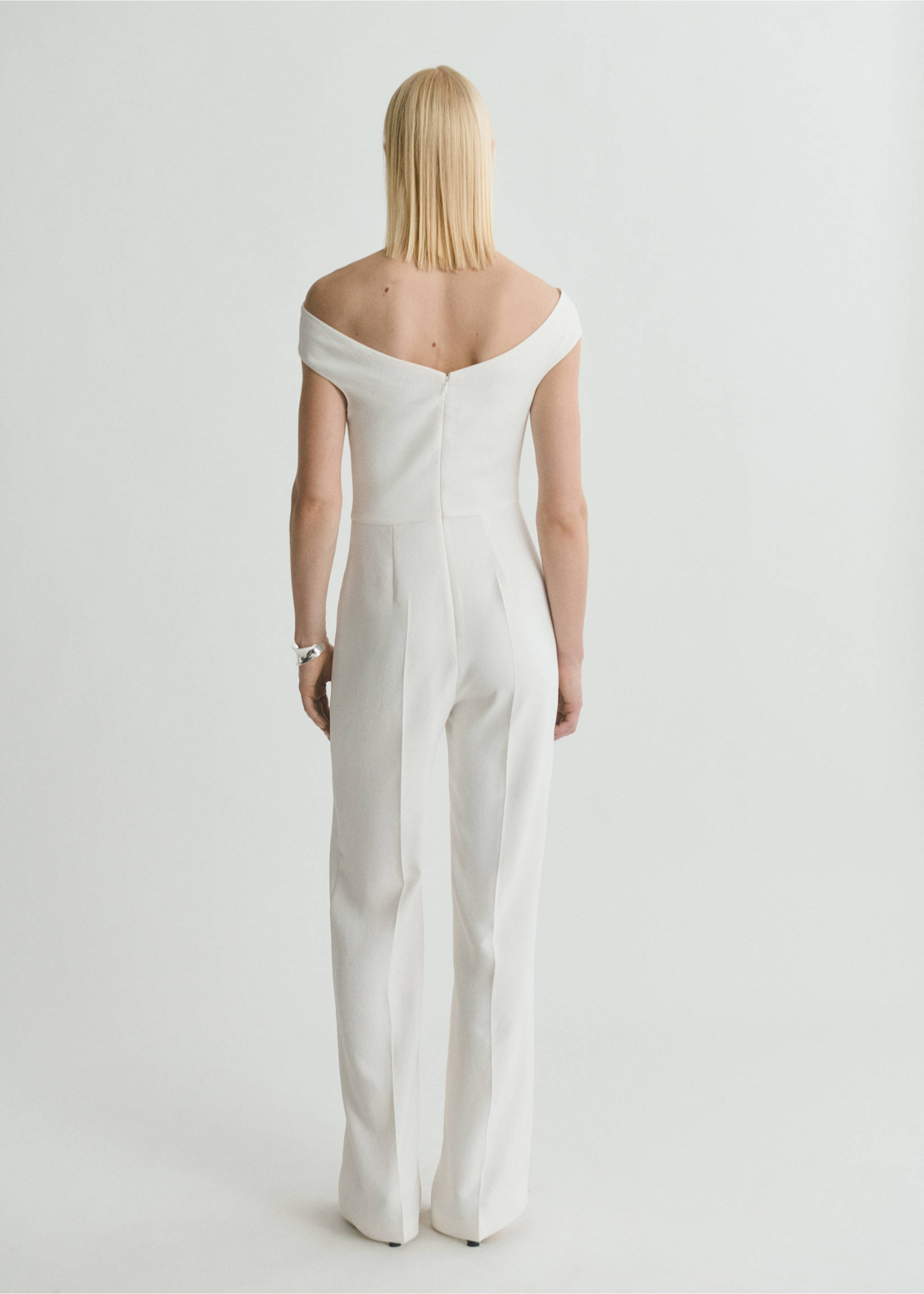 Mono largo cuello asimétrico - Reverso del artículo, Blanco roto. Ref: 87078646-00.