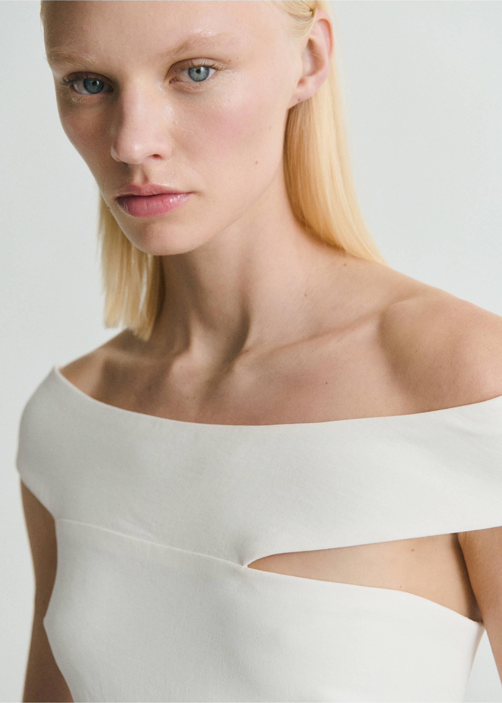 Mono largo cuello asimétrico - Detalle del artículo 1, Blanco roto. Ref: 87078646-00.