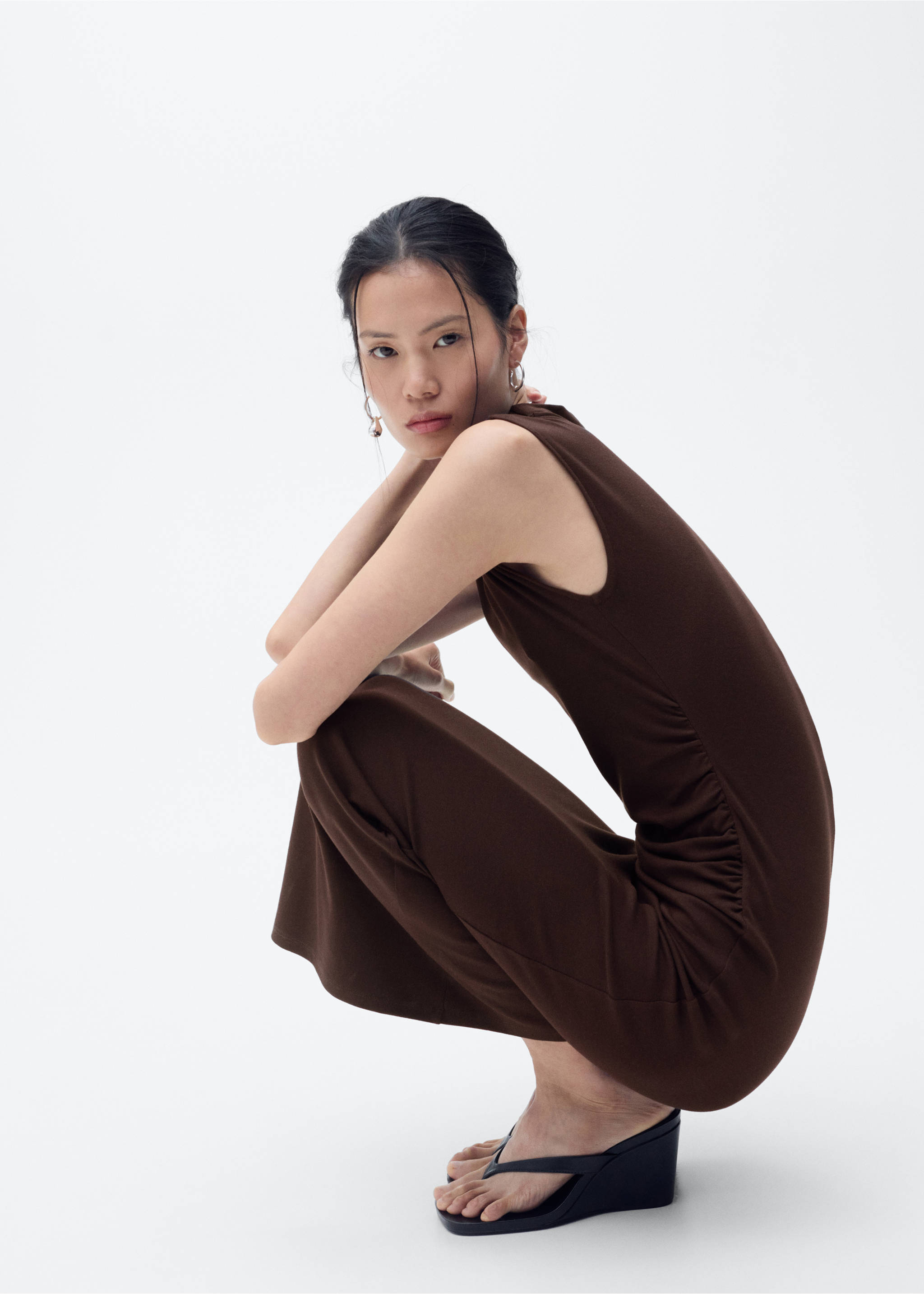 Draped dress with perkins collar - Details of the article 2, Brown. Ref: 87078650-00.
