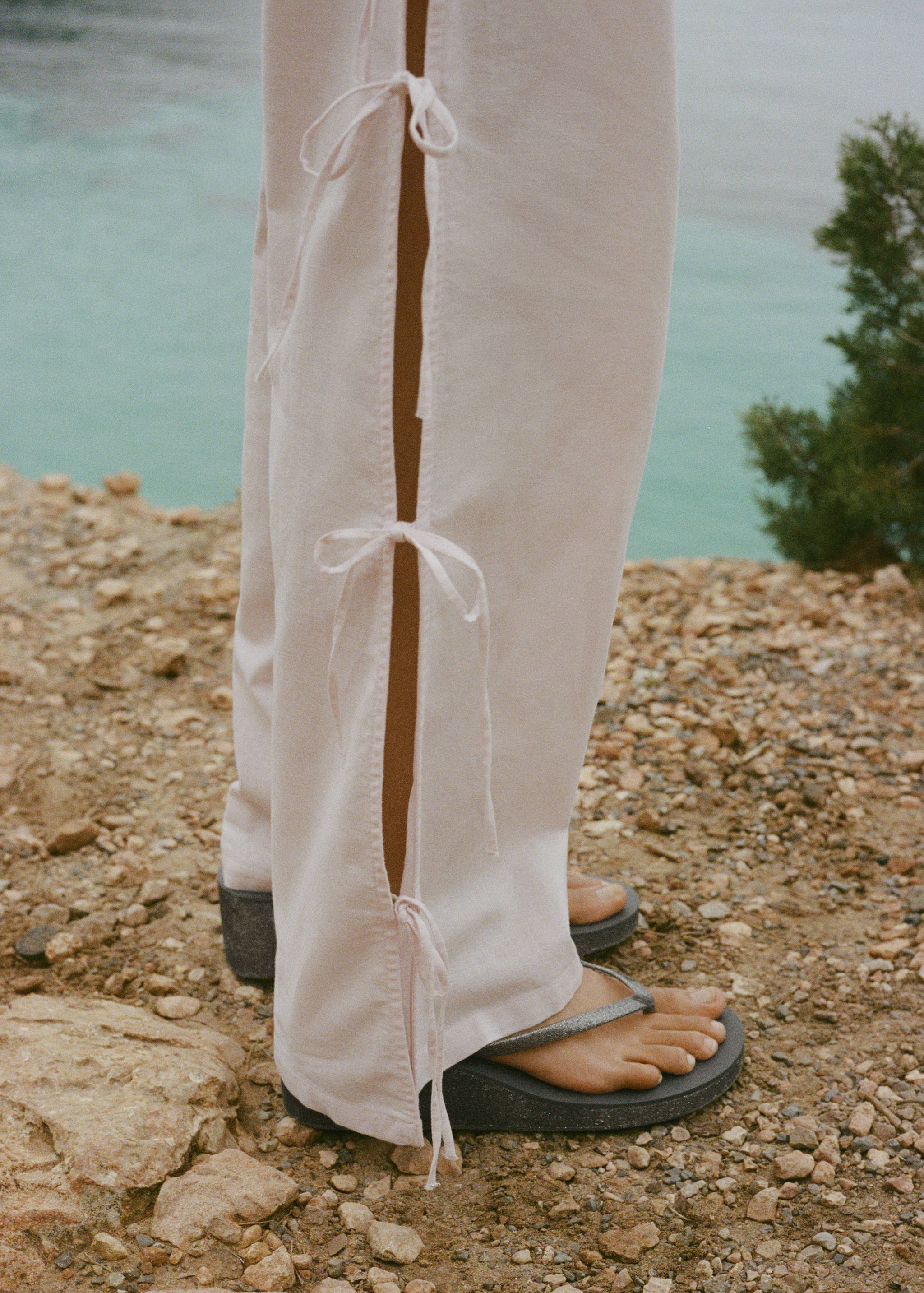 Sandalia cuña acabado brillante - Plano general