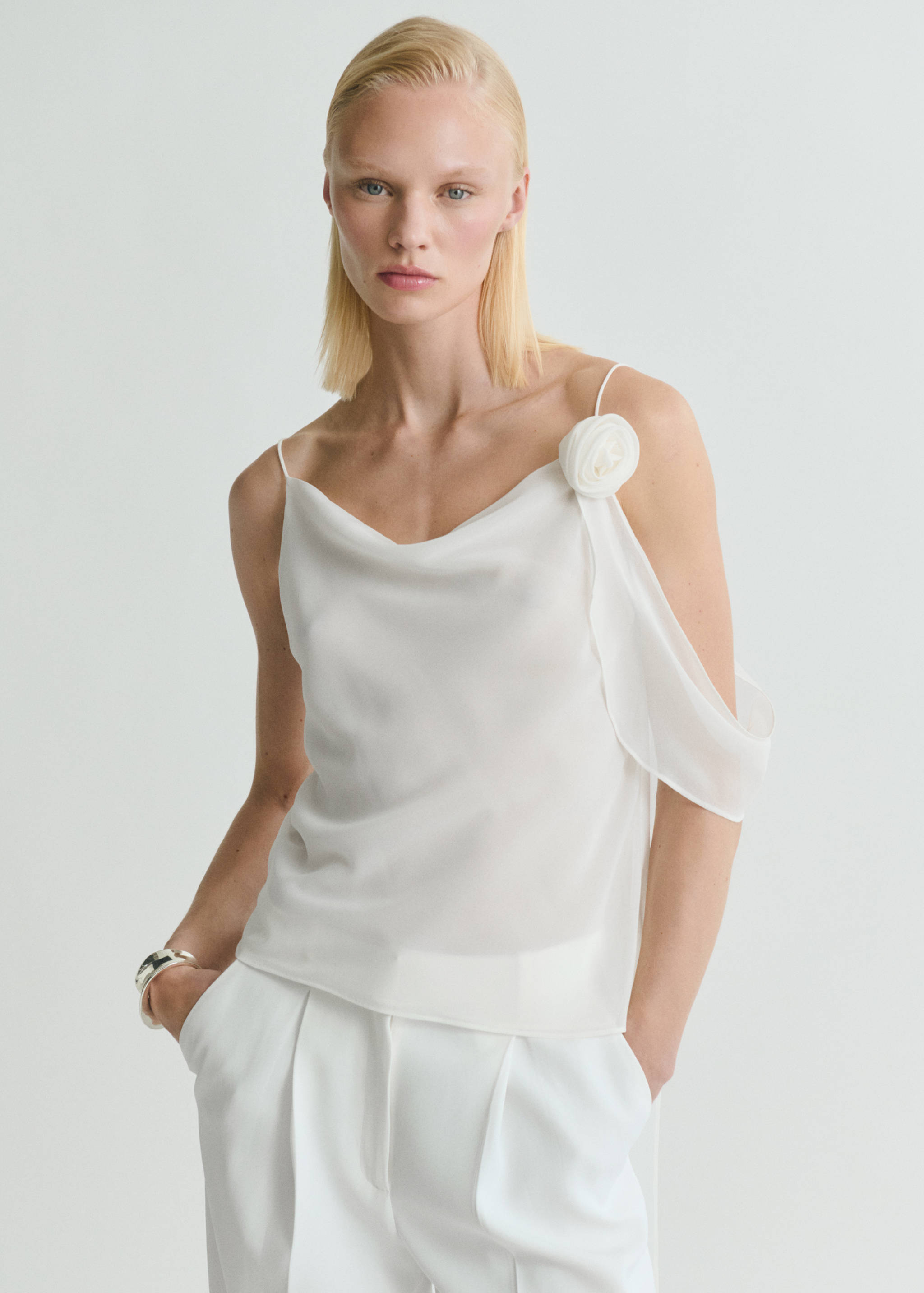 Draped top with flower detail - Medium plane