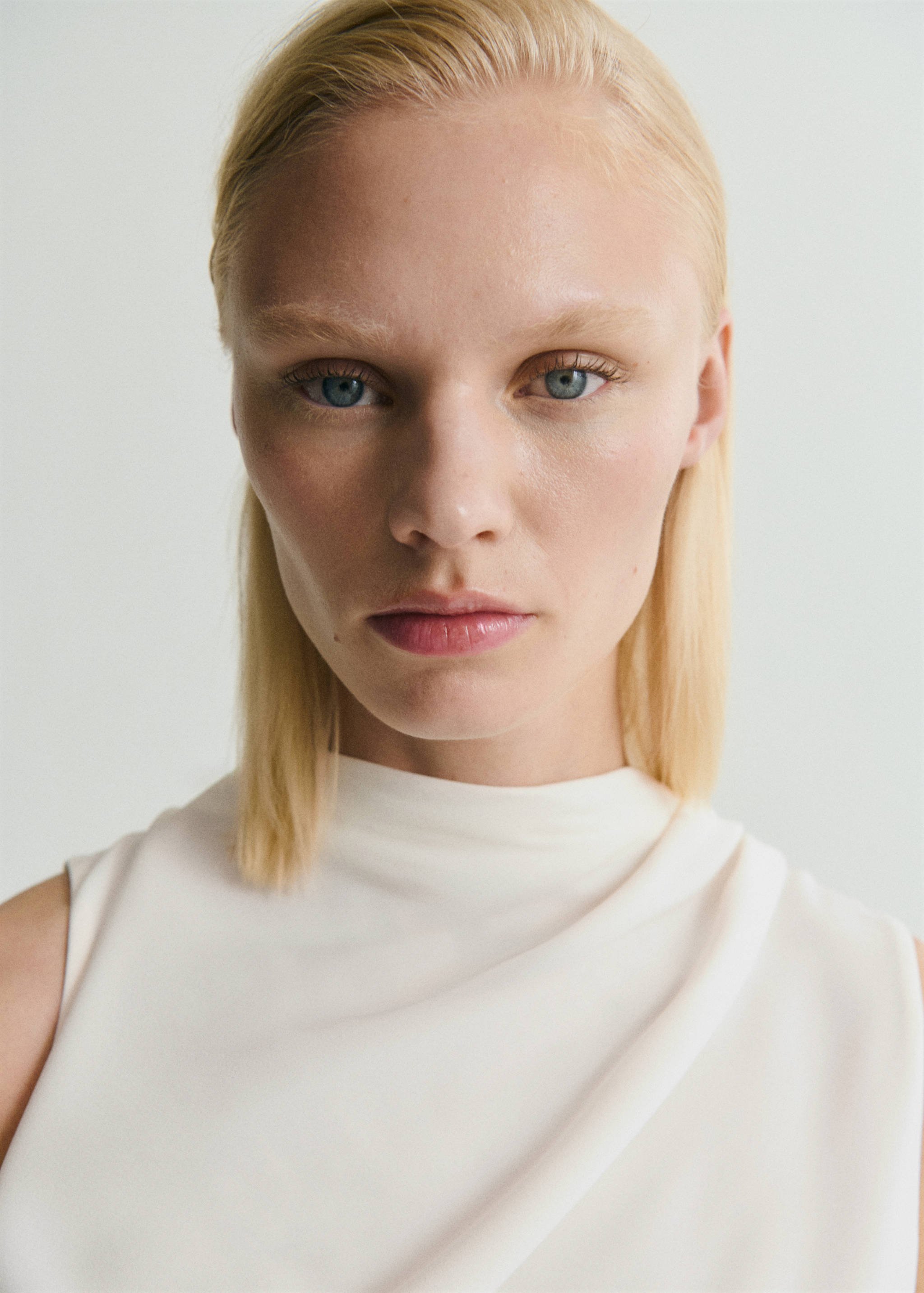 Long jumpsuit with draped neck and belt - Details of the article 1