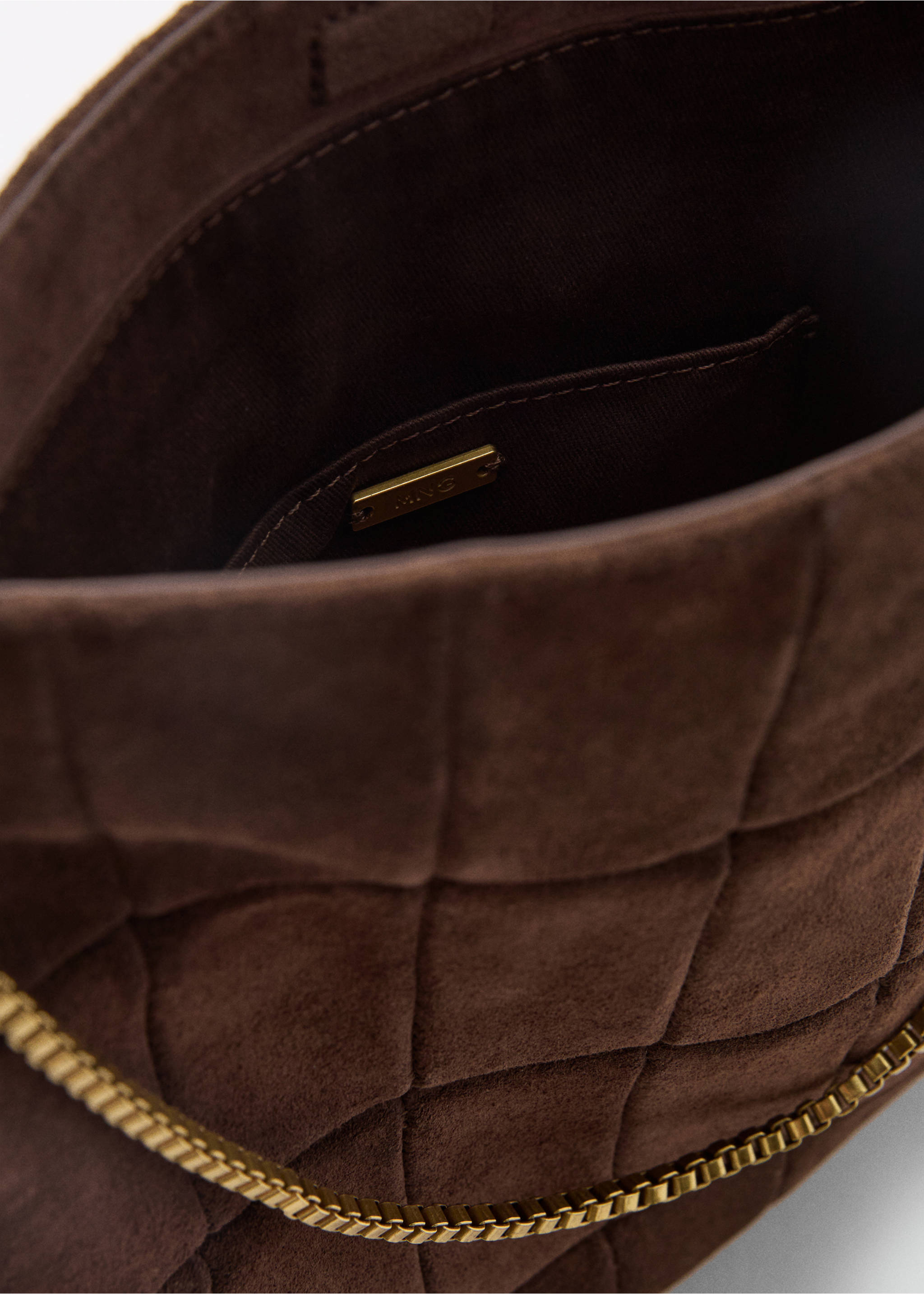 Suède tas met ketting - Detail van het artikel 1, Chocoladebruin. Ref: 87080414-00.