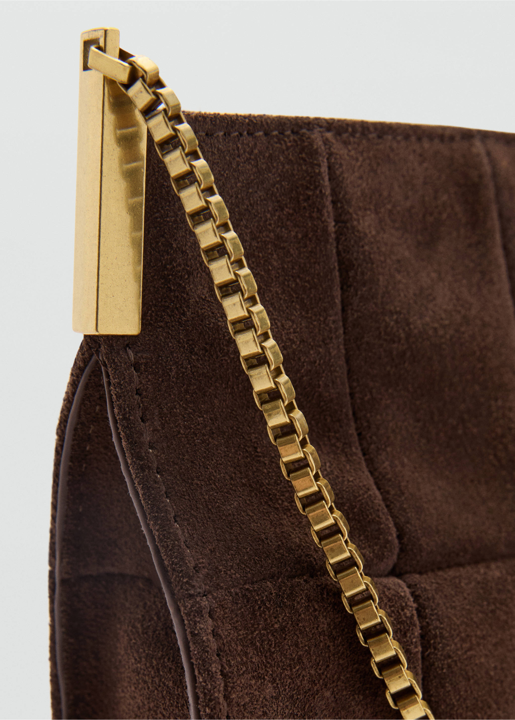 Suède tas met ketting - Detail van het artikel 2, Chocoladebruin. Ref: 87080414-00.