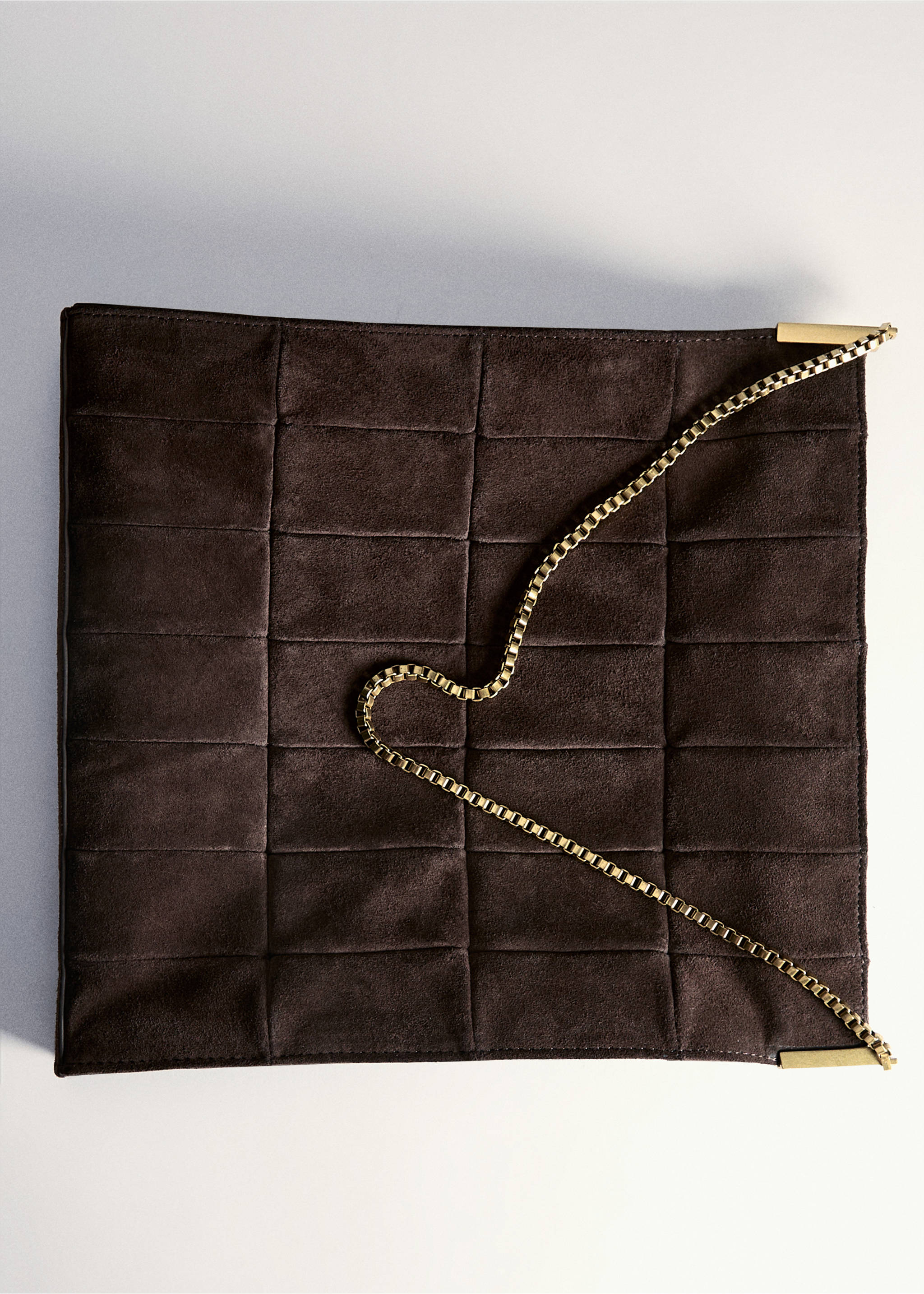 Suède tas met ketting - Detail van het artikel 5, Chocoladebruin. Ref: 87080414-00.