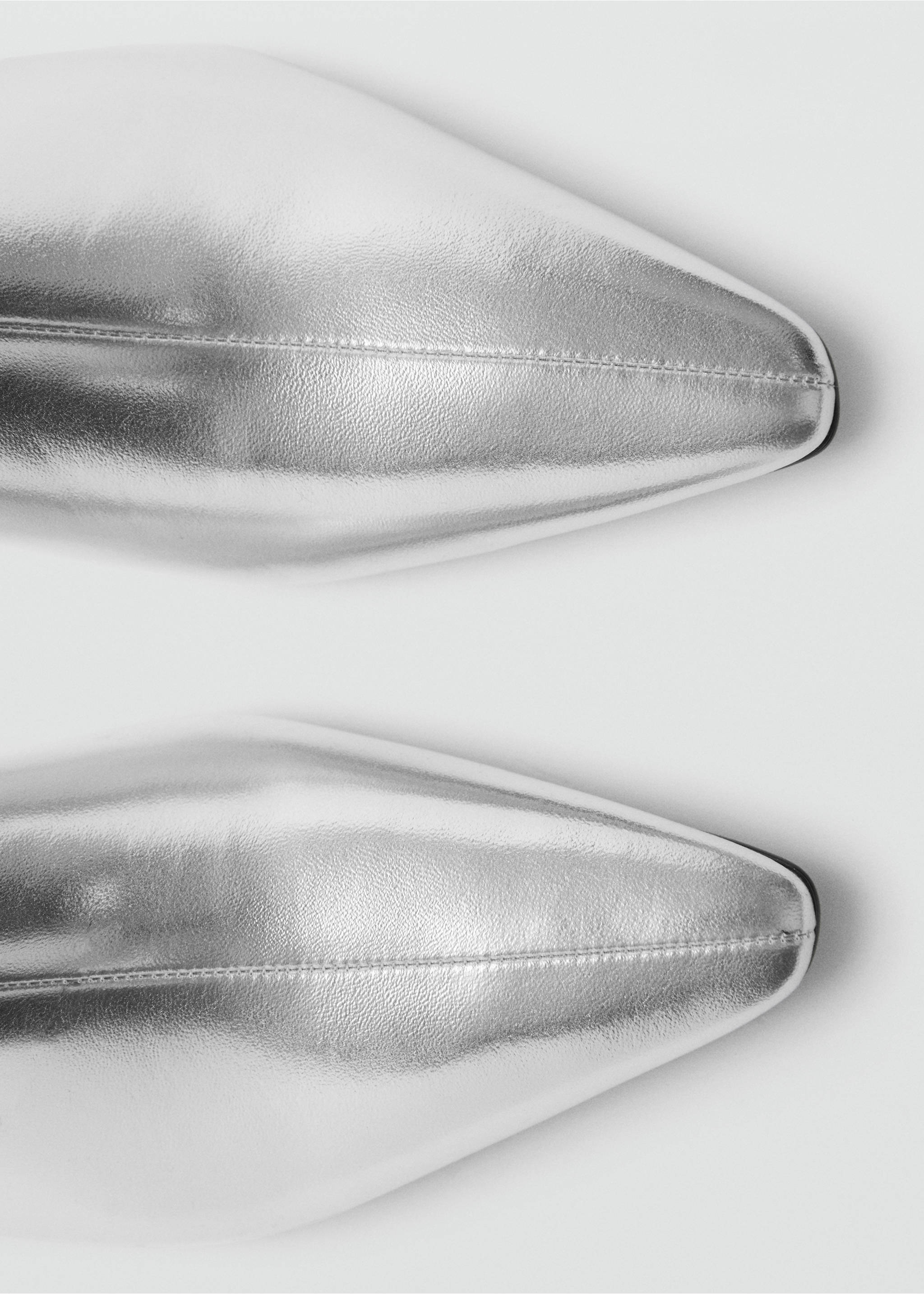 Bottines à bout pointu effet métallisé - Détail de l'article 2, Argent. Ref: 87080418-00.