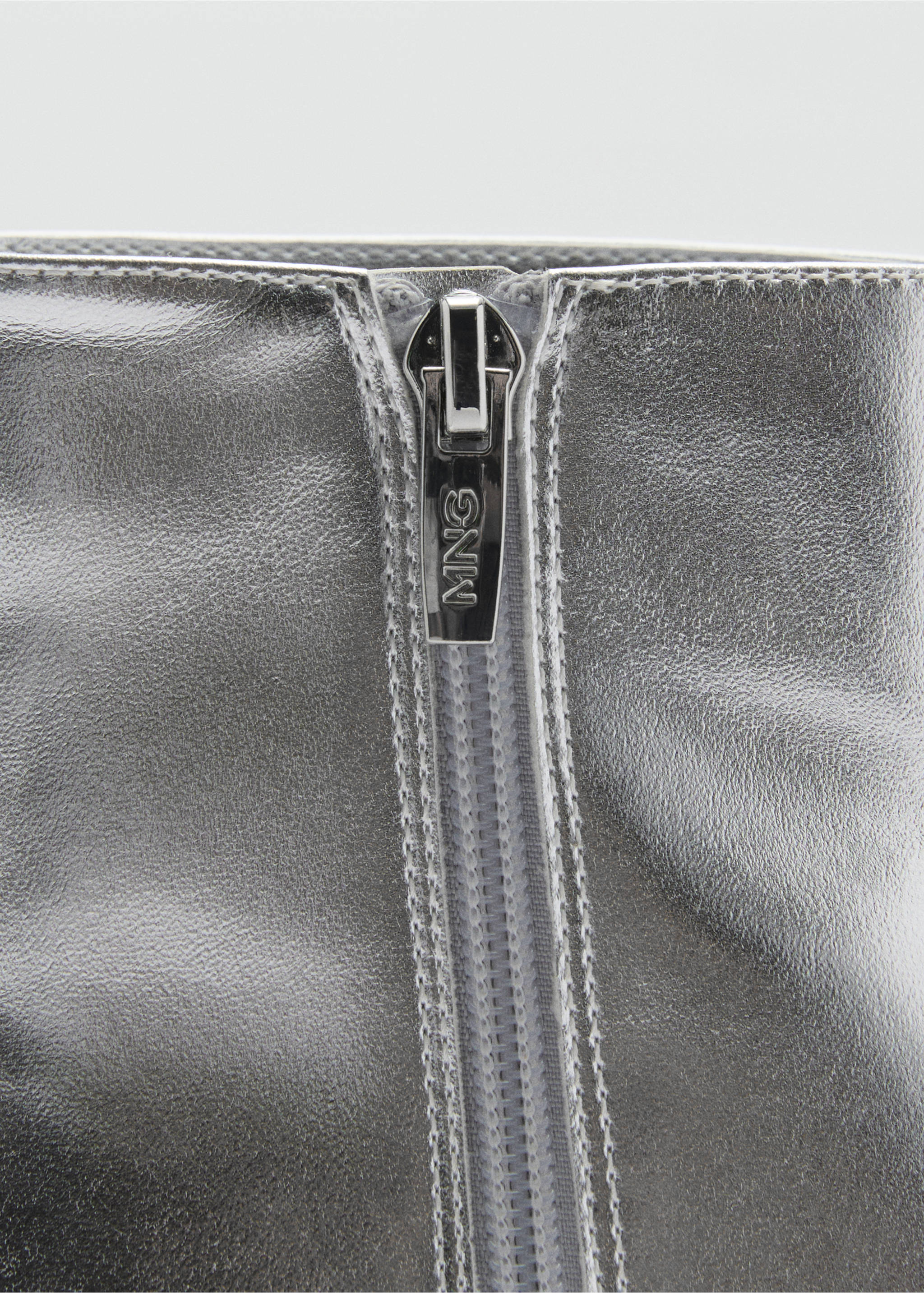 Bottines à bout pointu effet métallisé - Détail de l'article 3, Argent. Ref: 87080418-00.