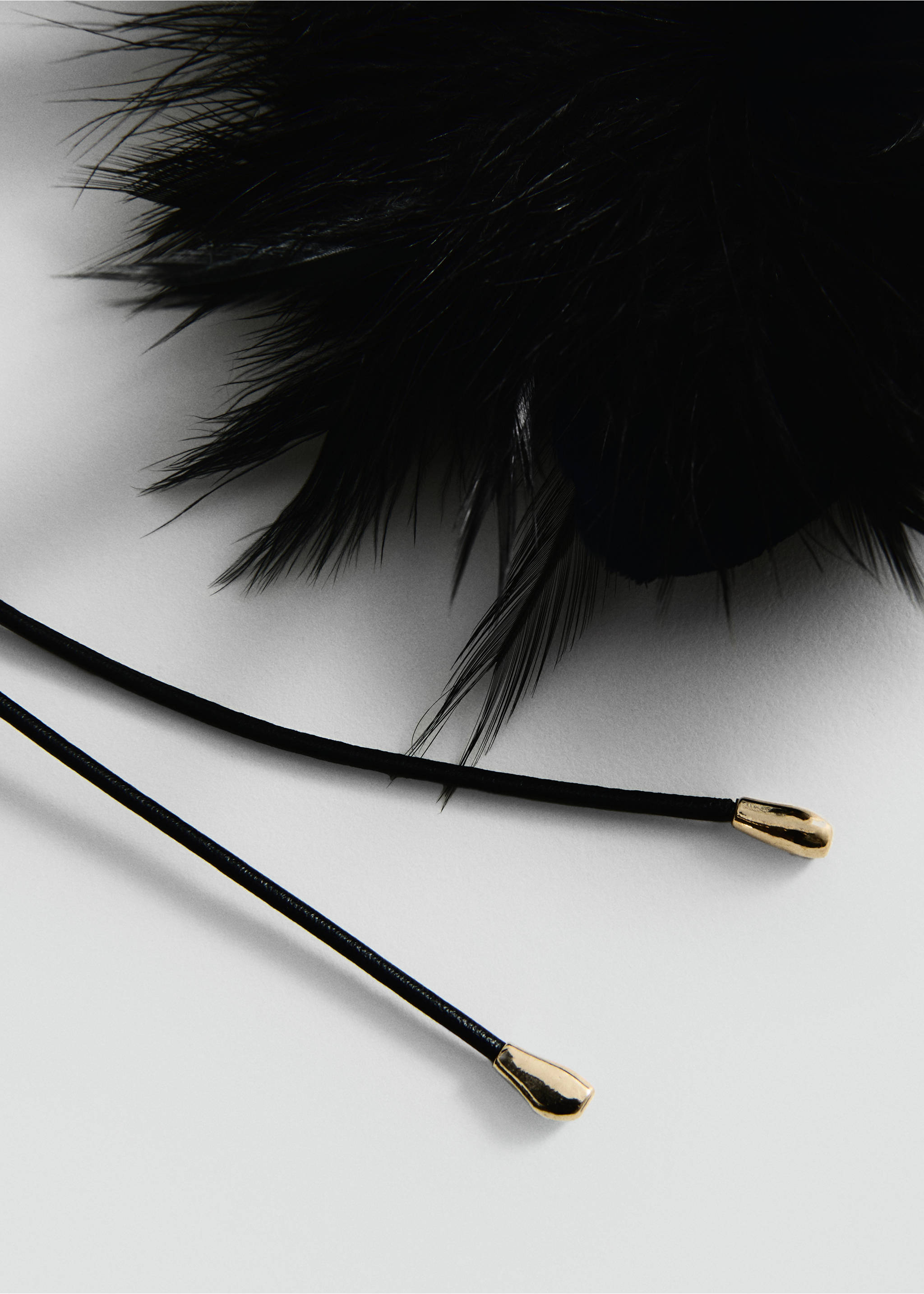 Choker cord with feather detail - Medium plane, Black. Ref: 87080421-00.