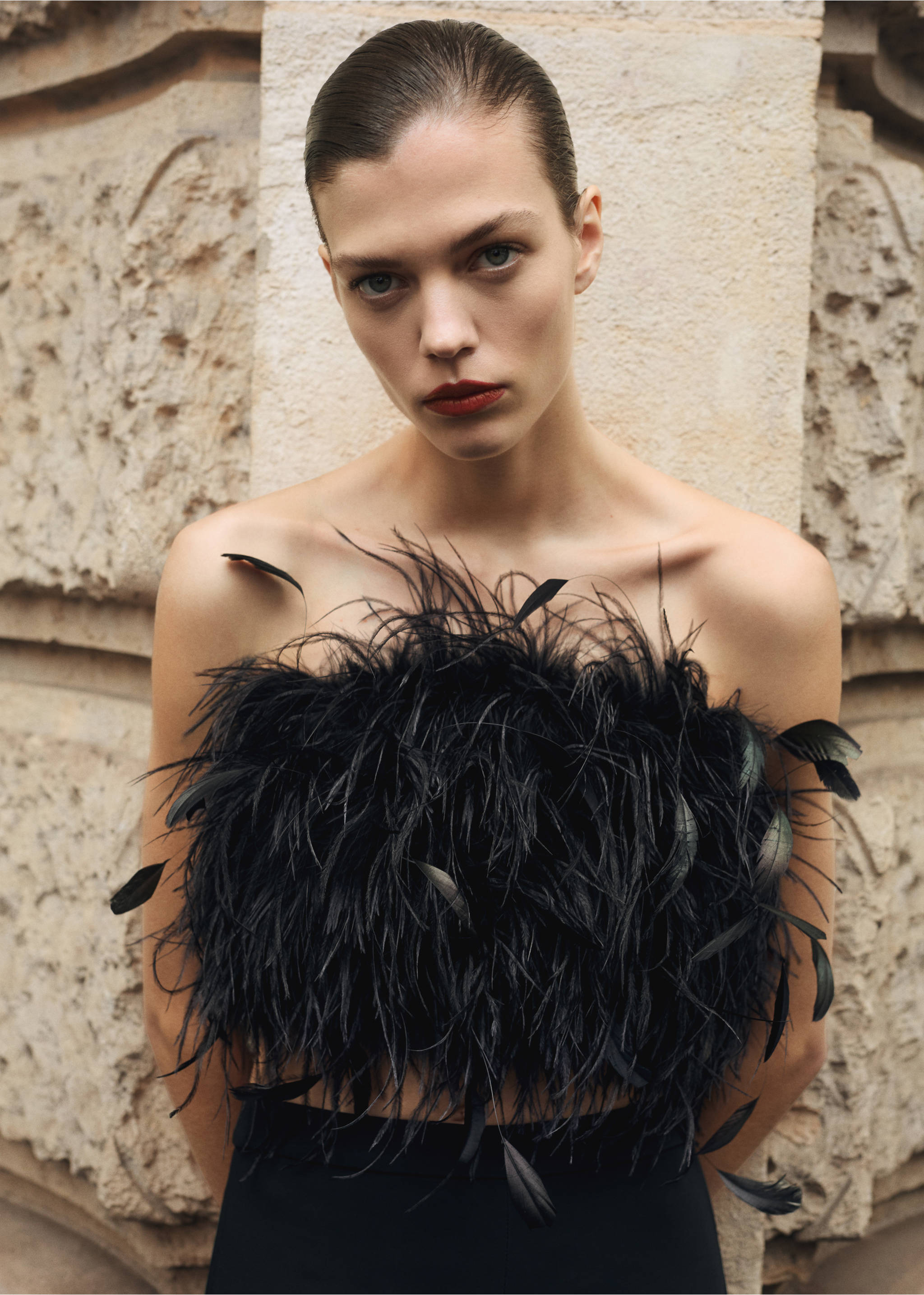 Black strapless feather top., Black. Ref: 87080423-00.