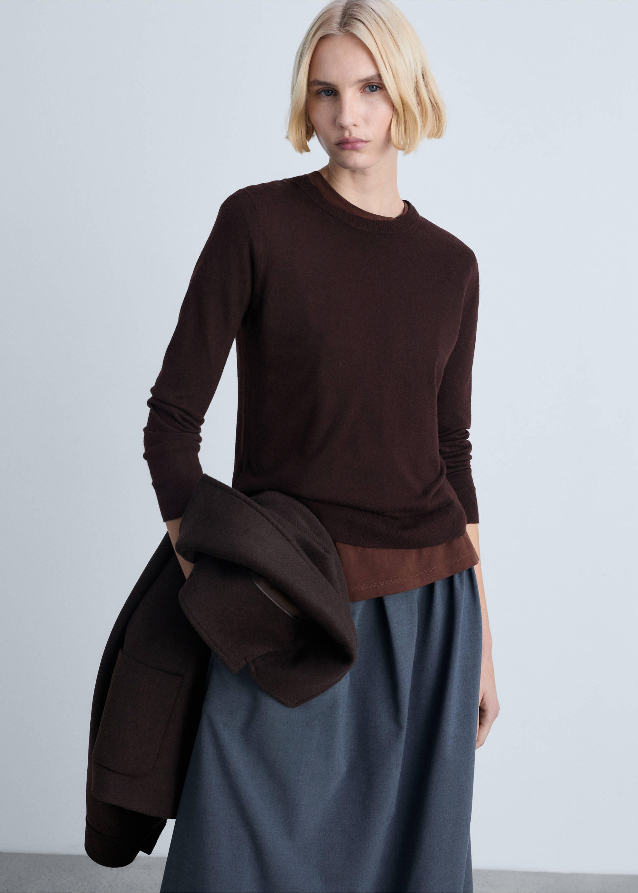 Wool-blend round-neck sweater - Medium plane, Chocolate. Ref: 87080432-00.