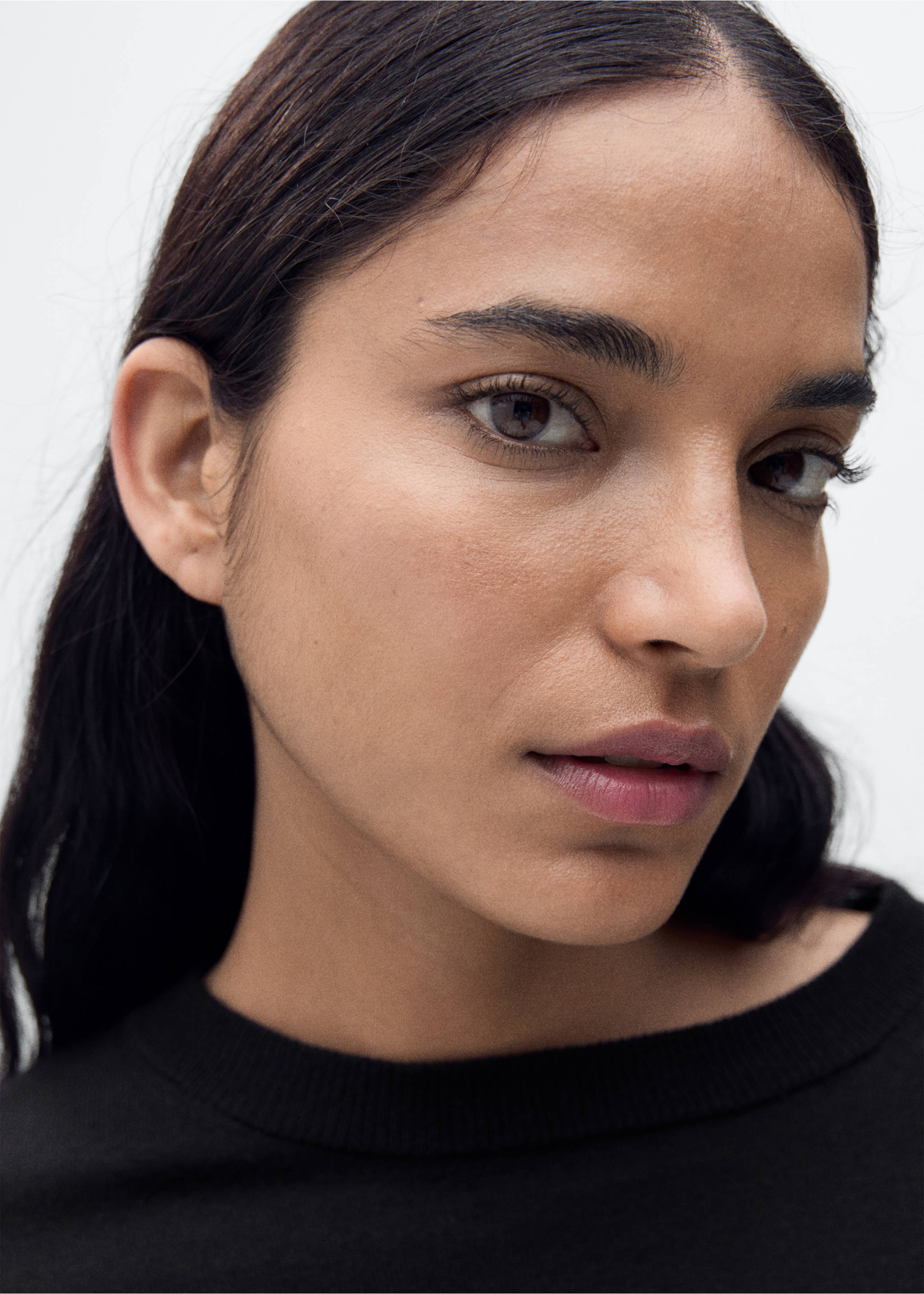 Wool-blend round-neck sweater - Details of the article 1, Black. Ref: 87080432-00.