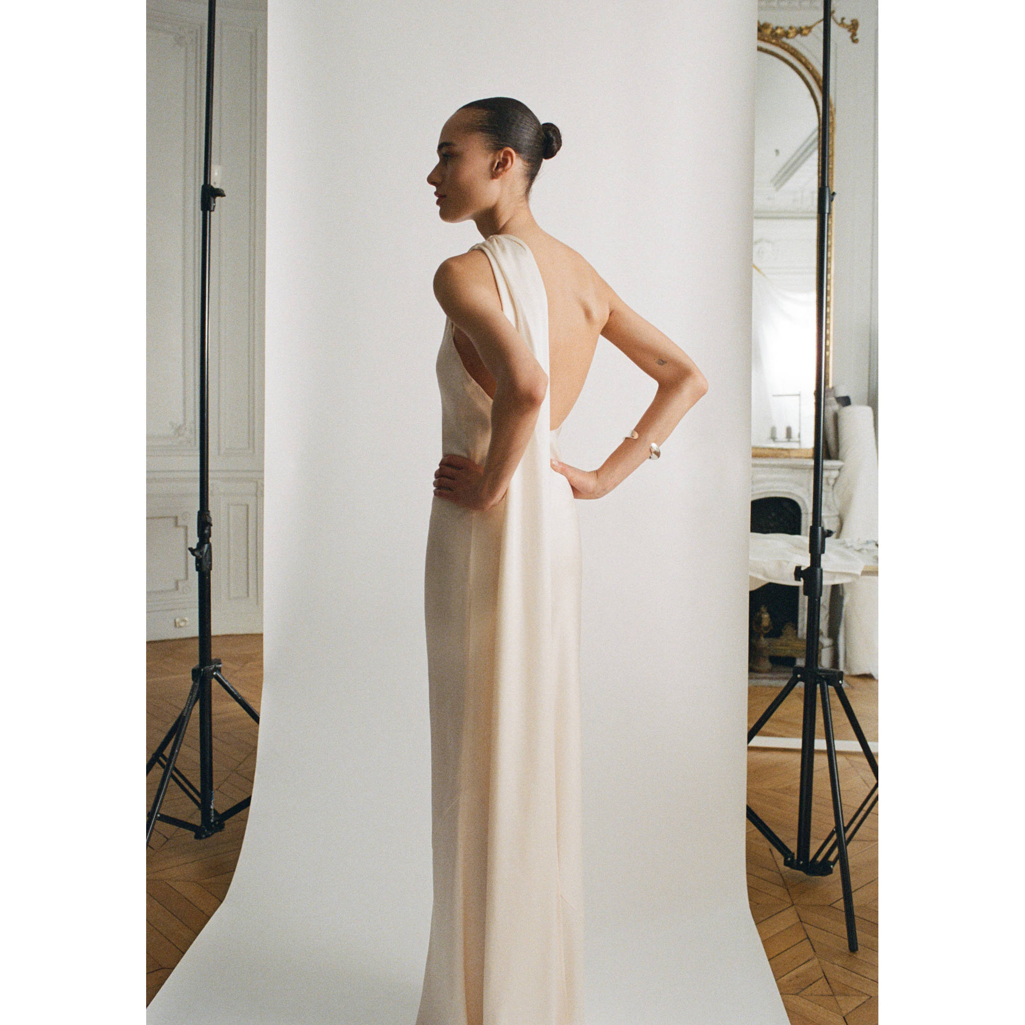 Asymmetrical bow-neck dress - Details of the article 7