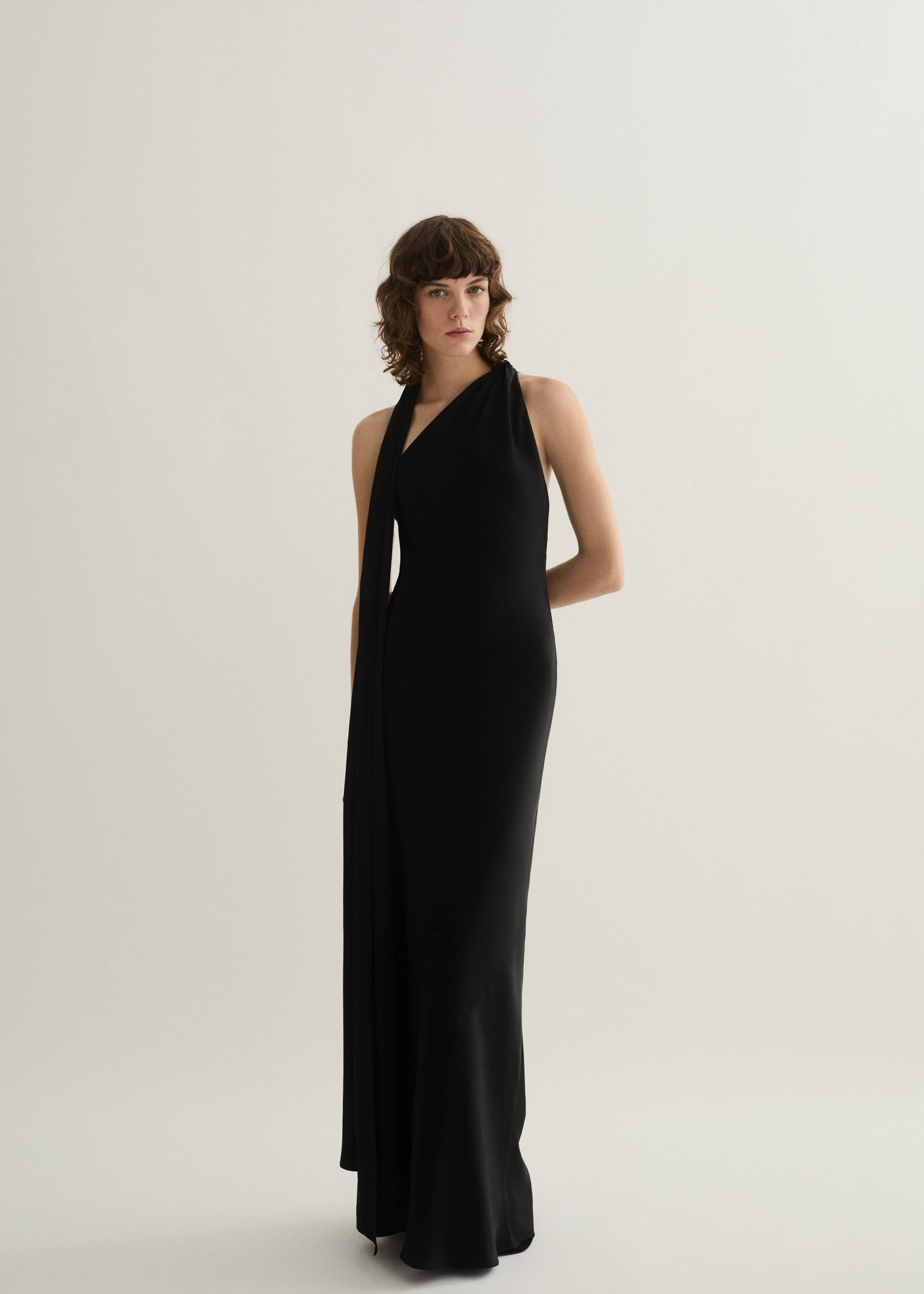 Asymmetrical bow-neck dress - General plane