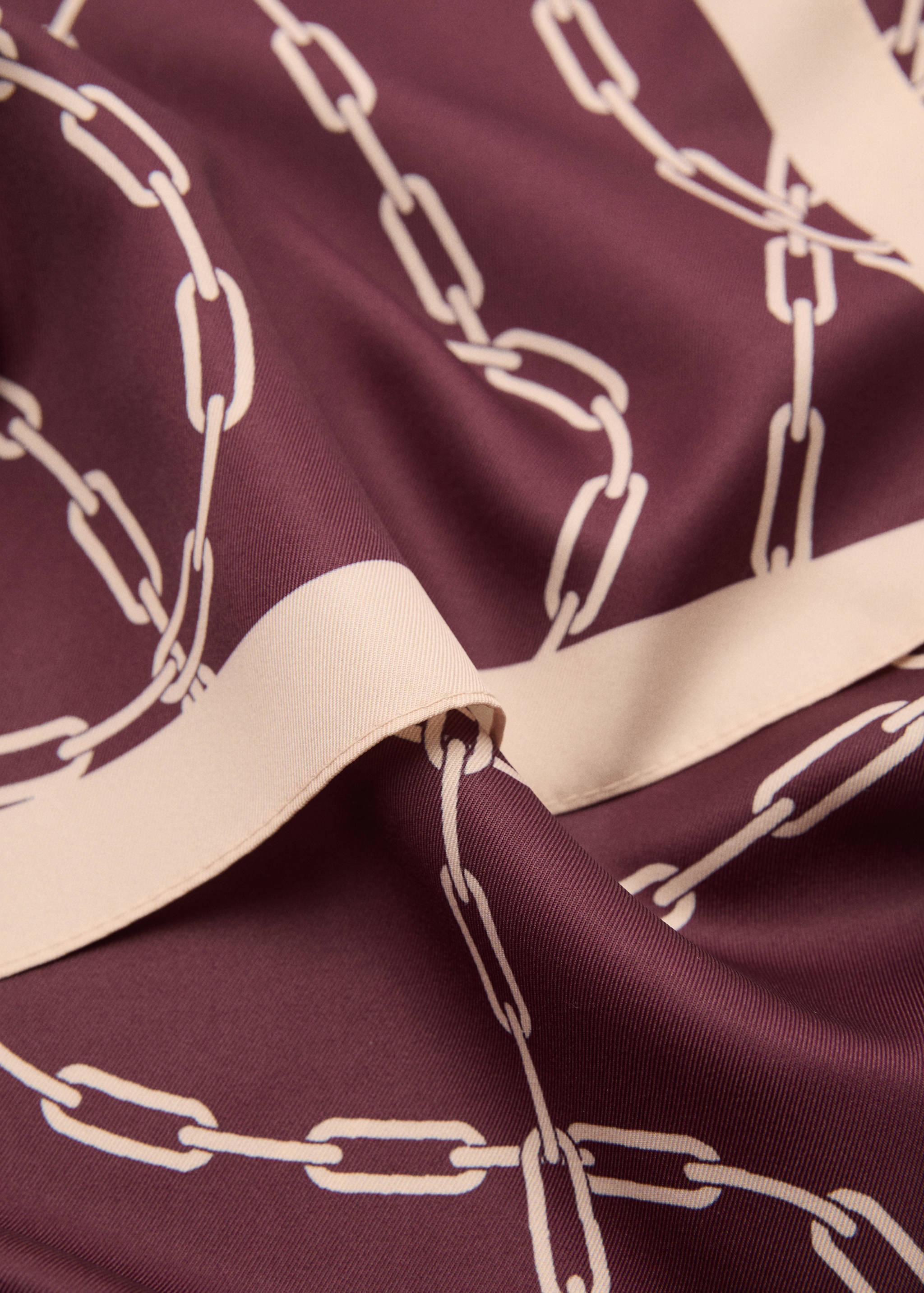 Lenço com estampado de correntes - Plano médio