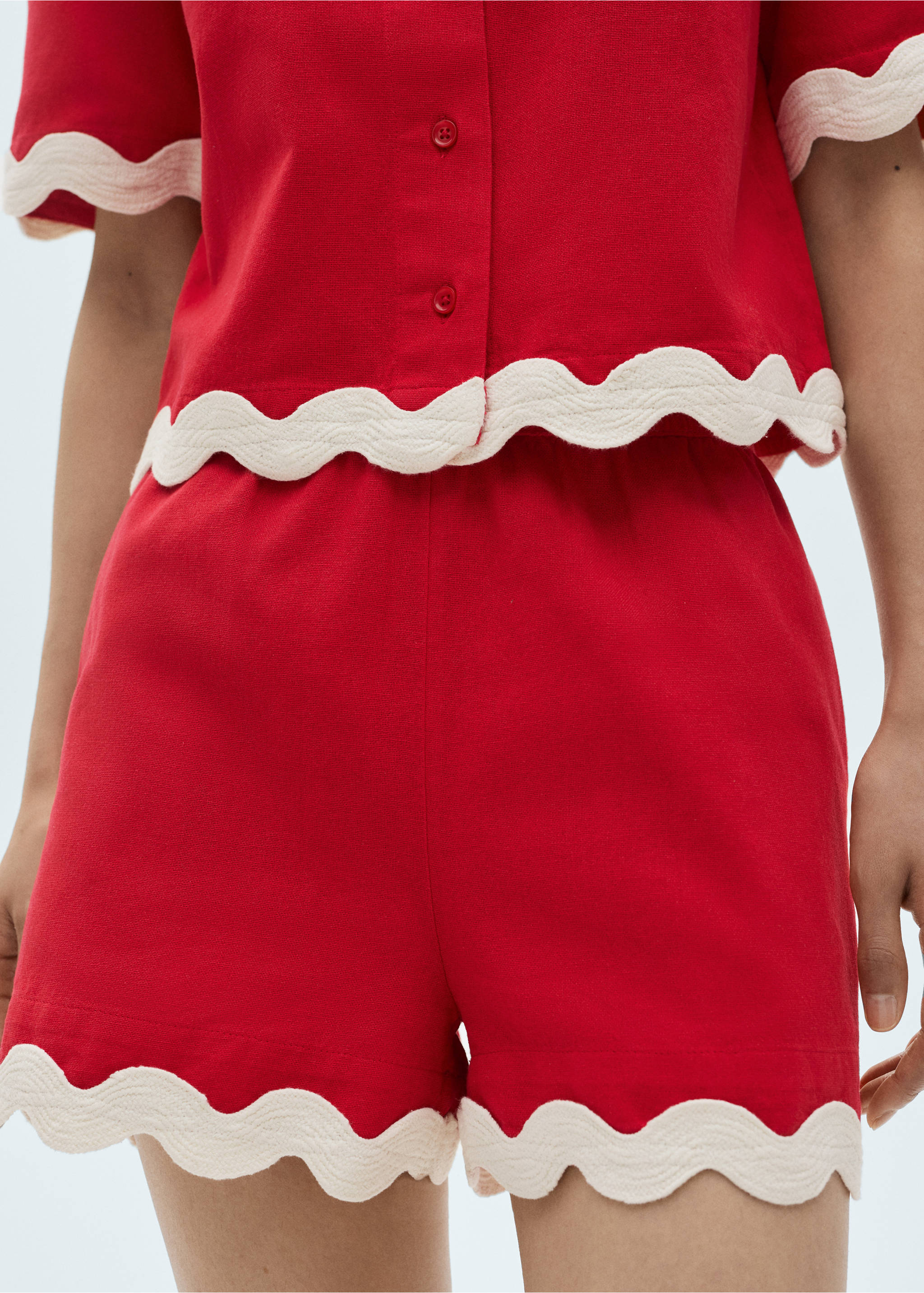Cotton shorts with contrasting trim - Details of the article 6, Red. Ref: 87080583-00.