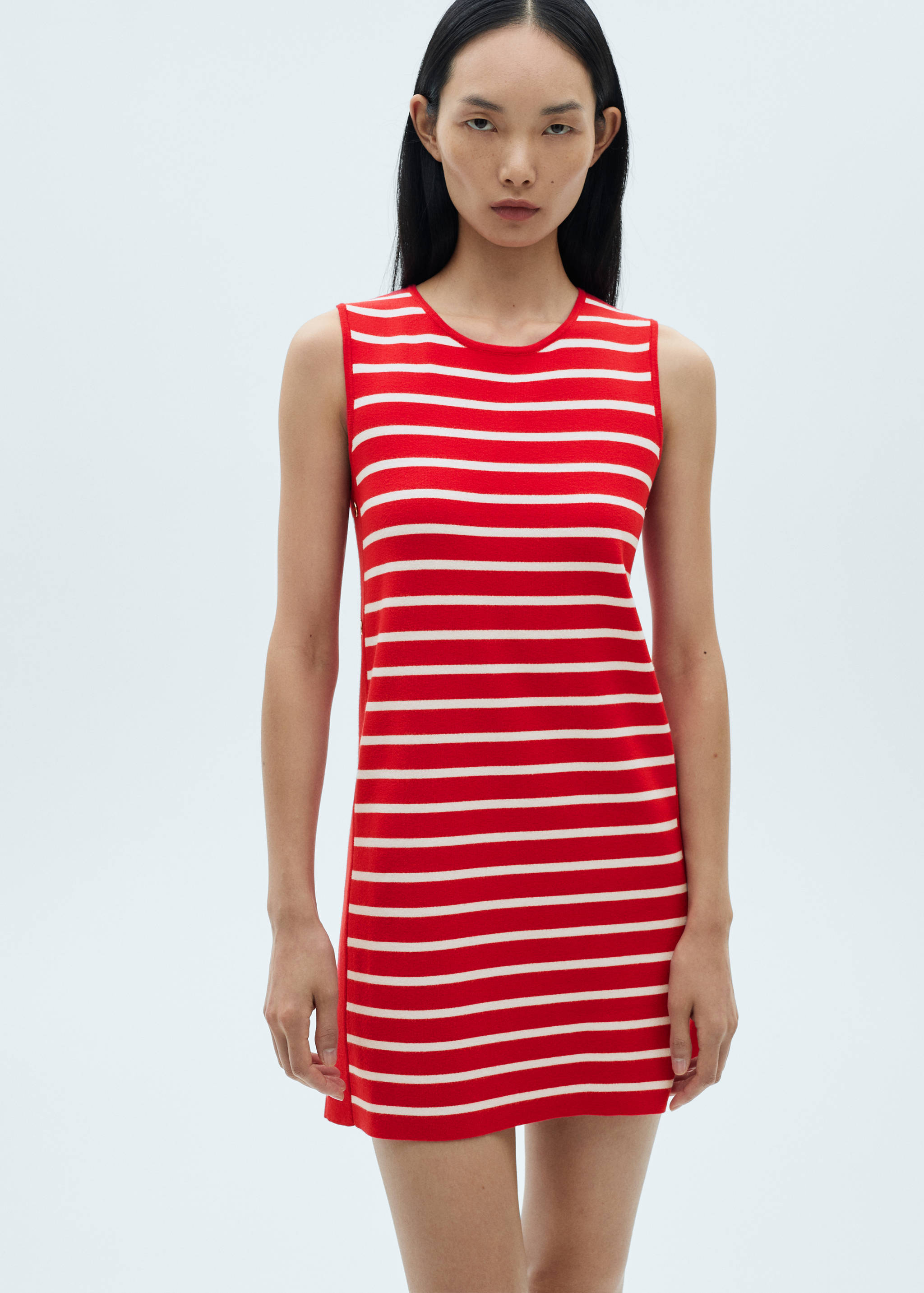 Robe rayures boutons métalliques - Plan moyen
