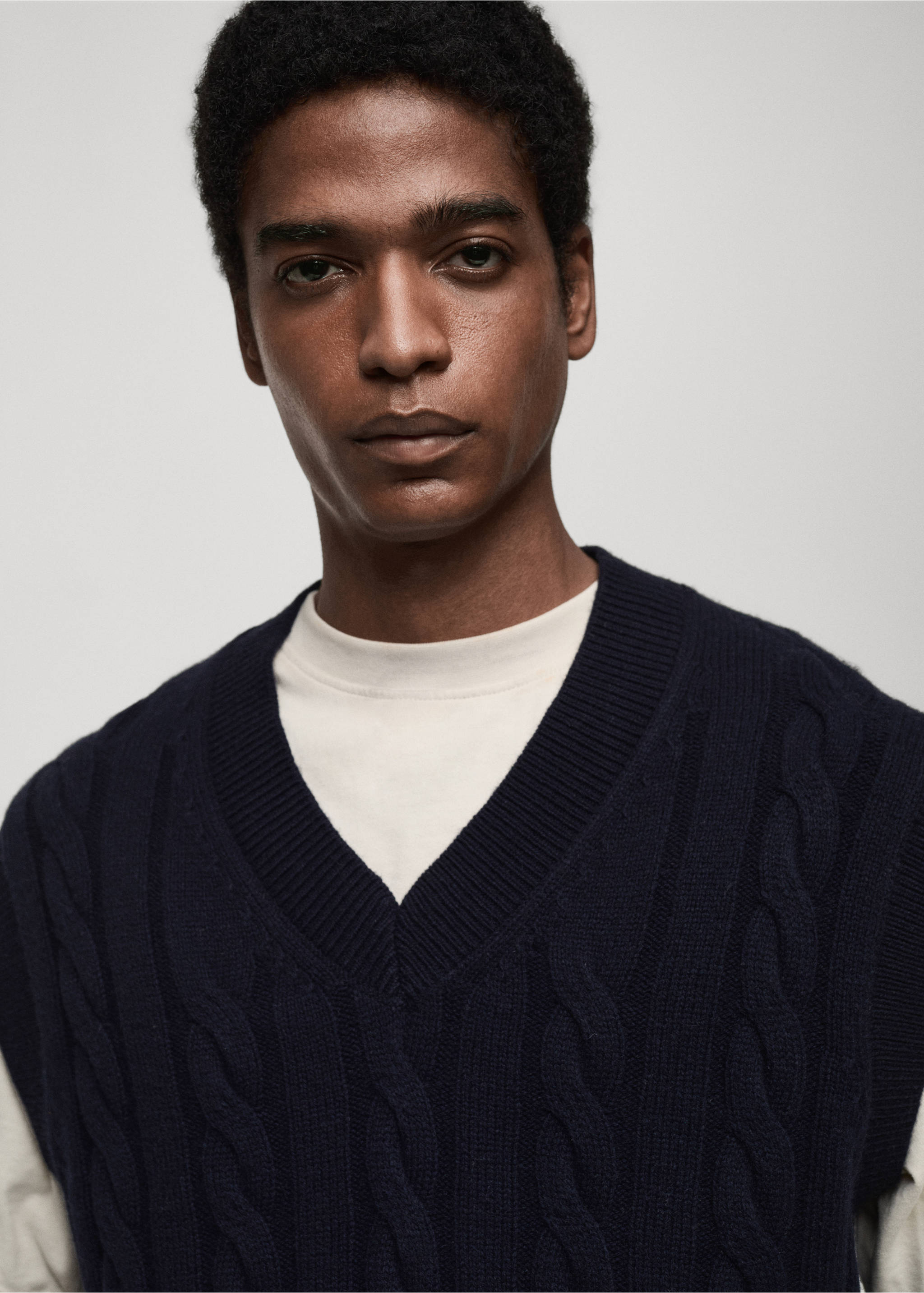 Pullunder aus Wollgemisch mit Zopfmuster - Detail des Artikels 1, Dunkles Marineblau. Ref: 87080598-00.