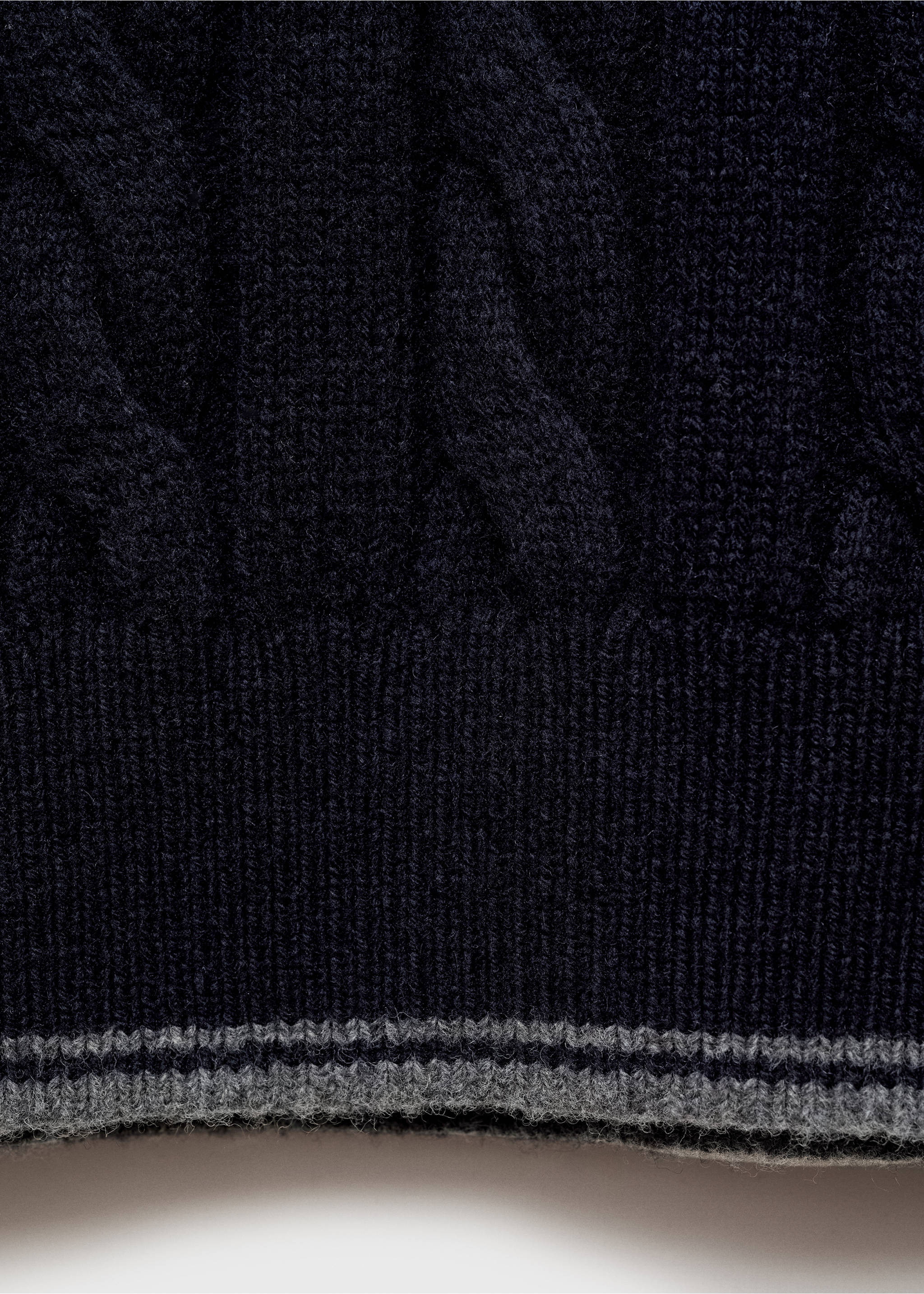 Pullunder aus Wollgemisch mit Zopfmuster - Detail des Artikels 0, Dunkles Marineblau. Ref: 87080598-00.