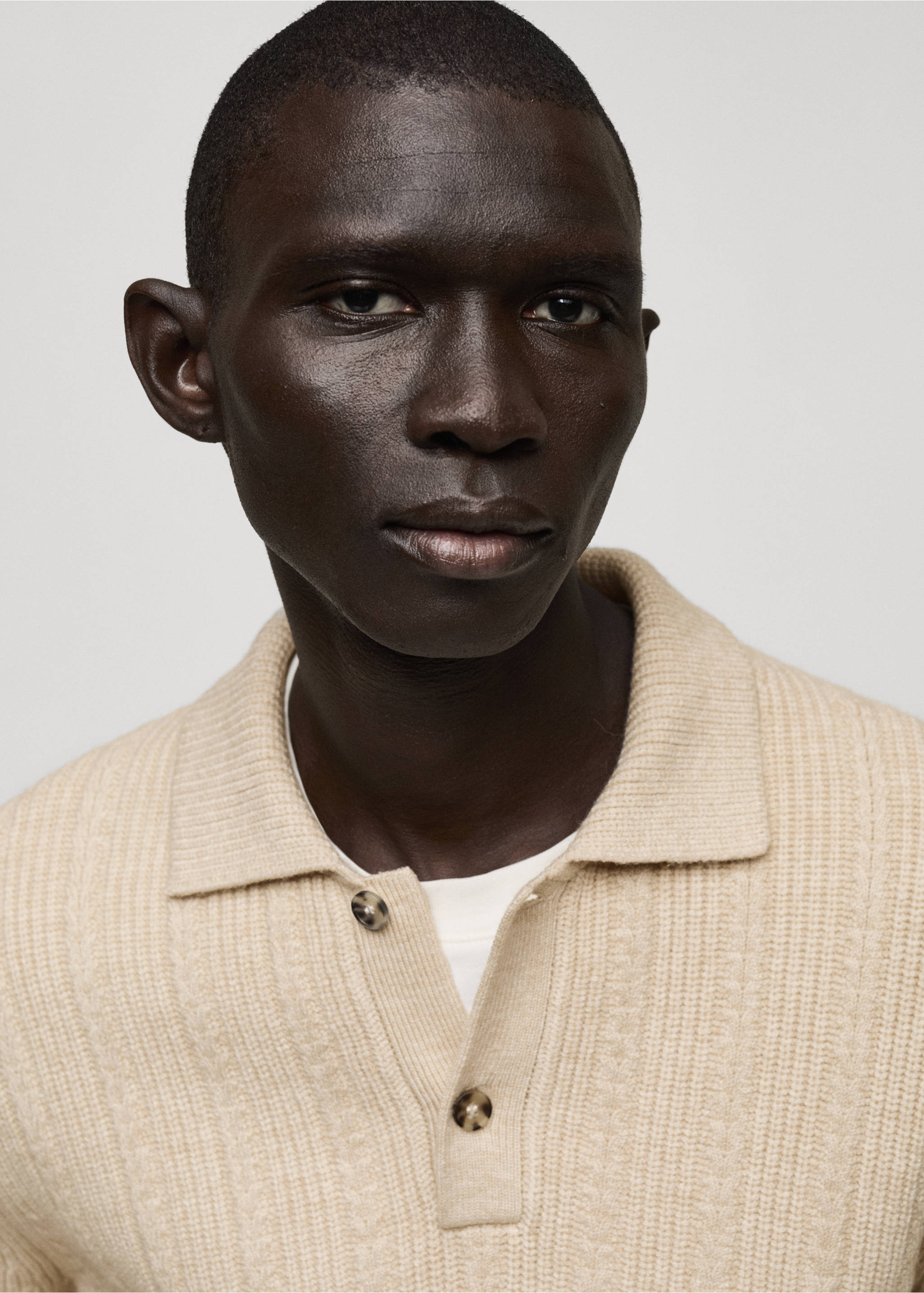 Strukturierter Strickpullover mit Polo-Kragen - Detail des Artikels 1, Ecru. Ref: 87080599-00.