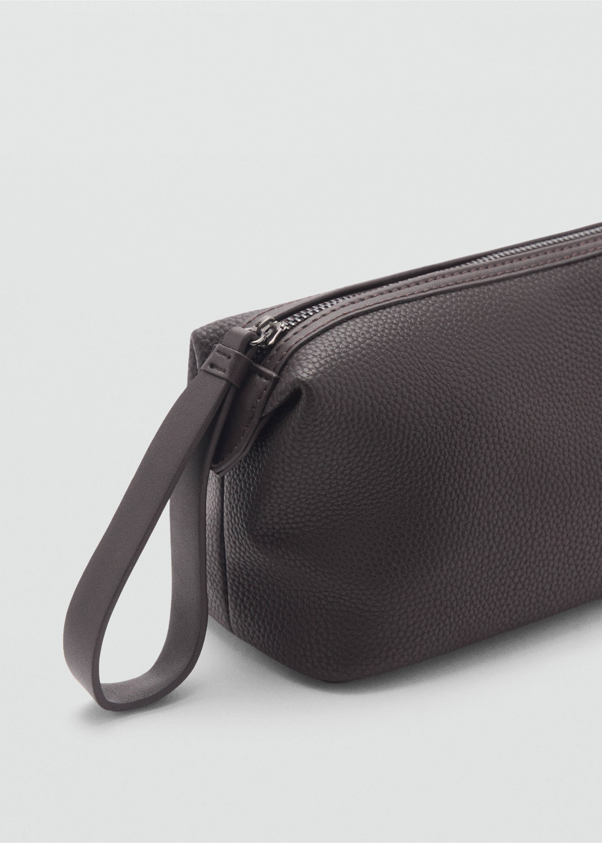 Contrast-strap pebbled cosmetic bag - Medium plane, Brown. Ref: 87080603-00.