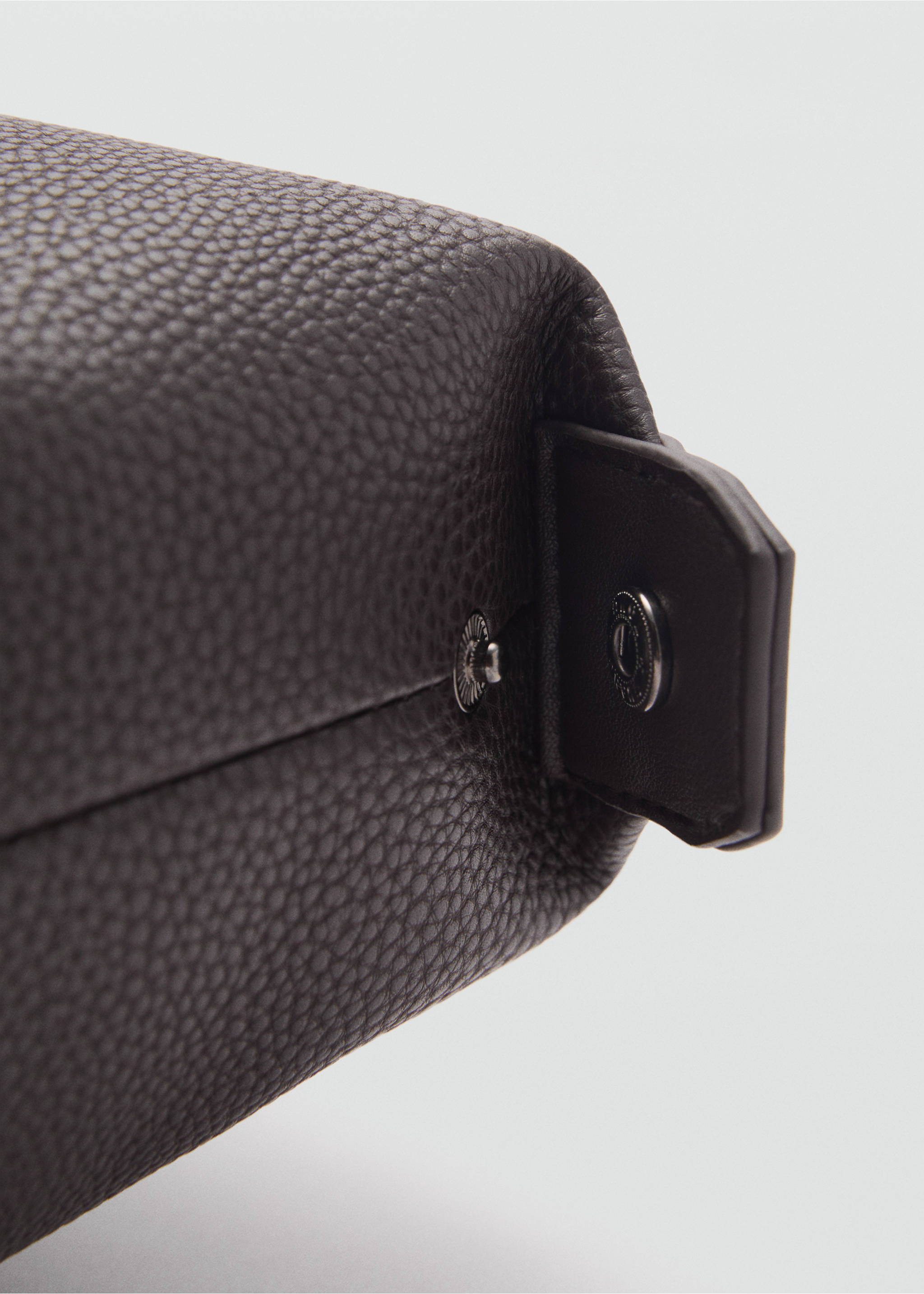 Contrast-strap pebbled cosmetic bag - Details of the article 1, Brown. Ref: 87080603-00.