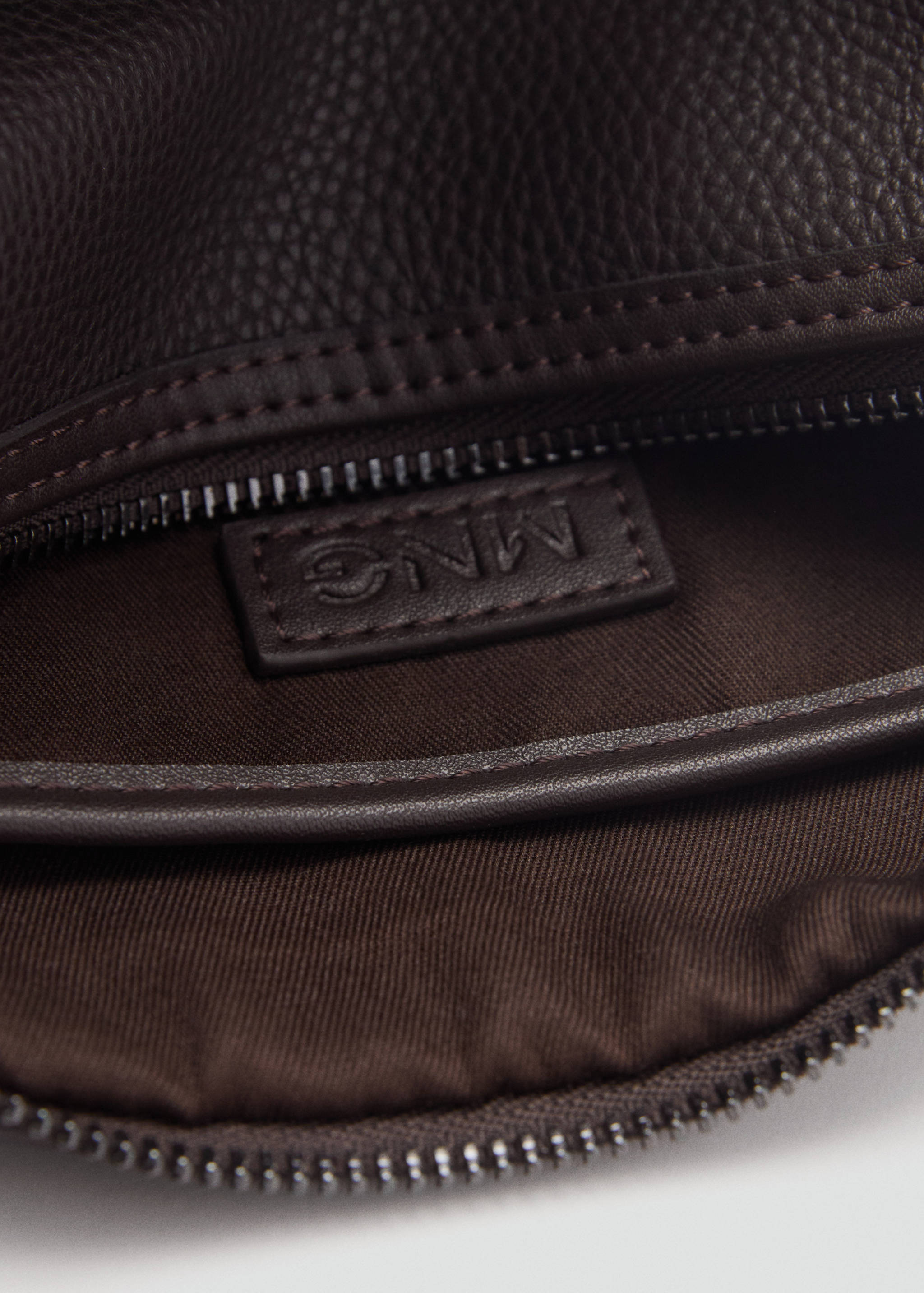 Contrast-strap pebbled cosmetic bag - Details of the article 2