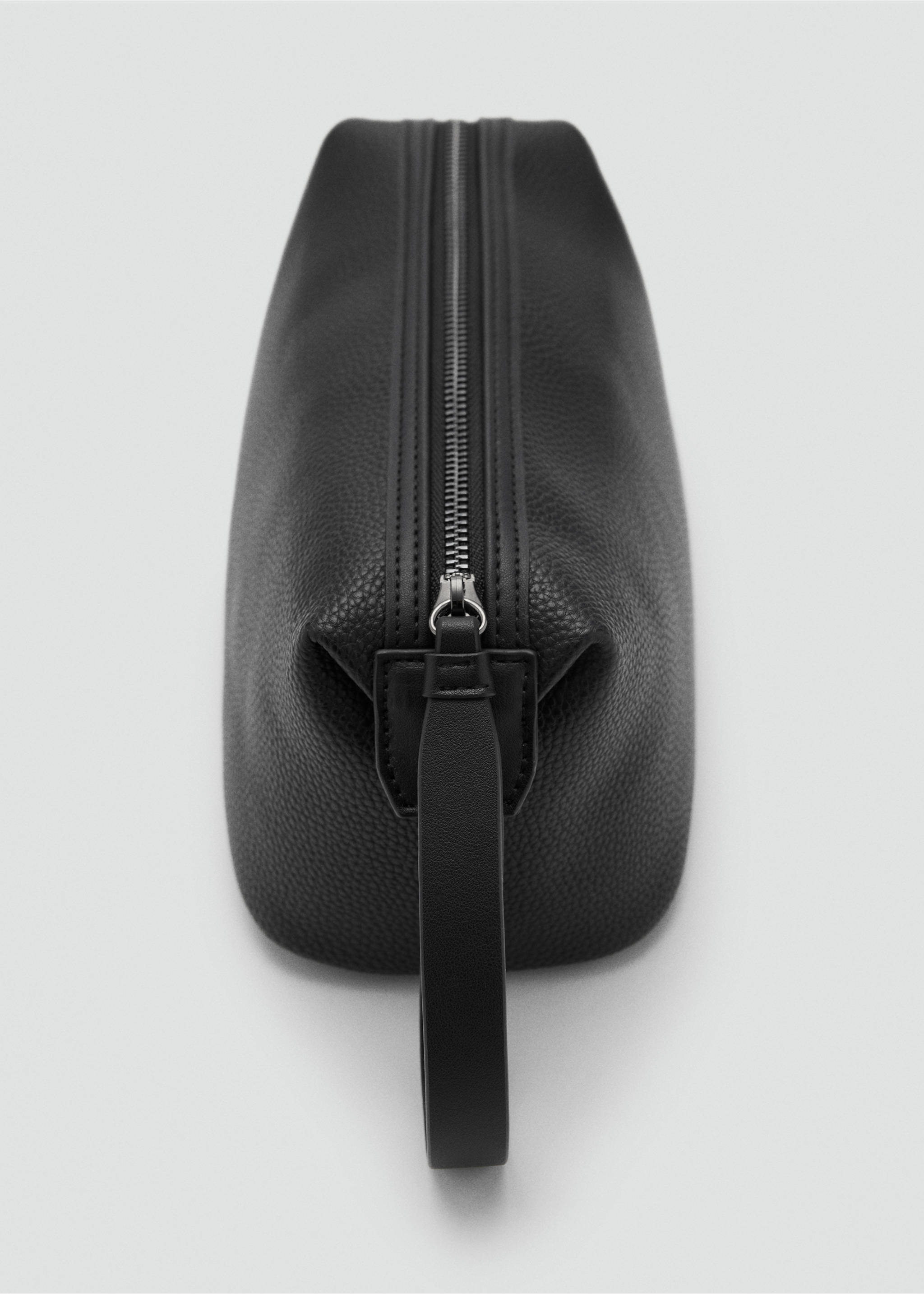 Genarbte Kosmetiktasche mit Kontrasthenkel - Mittlere Ansicht, Schwarz. Ref: 87080603-00.