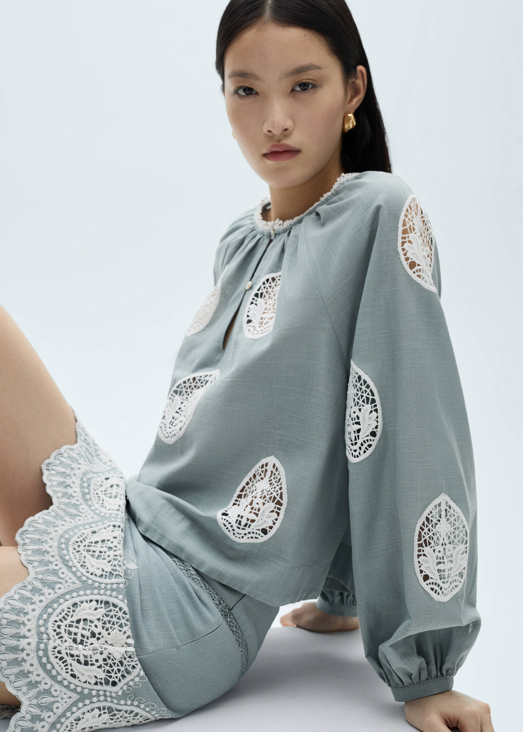 Blusa detalles bordados - Plano medio