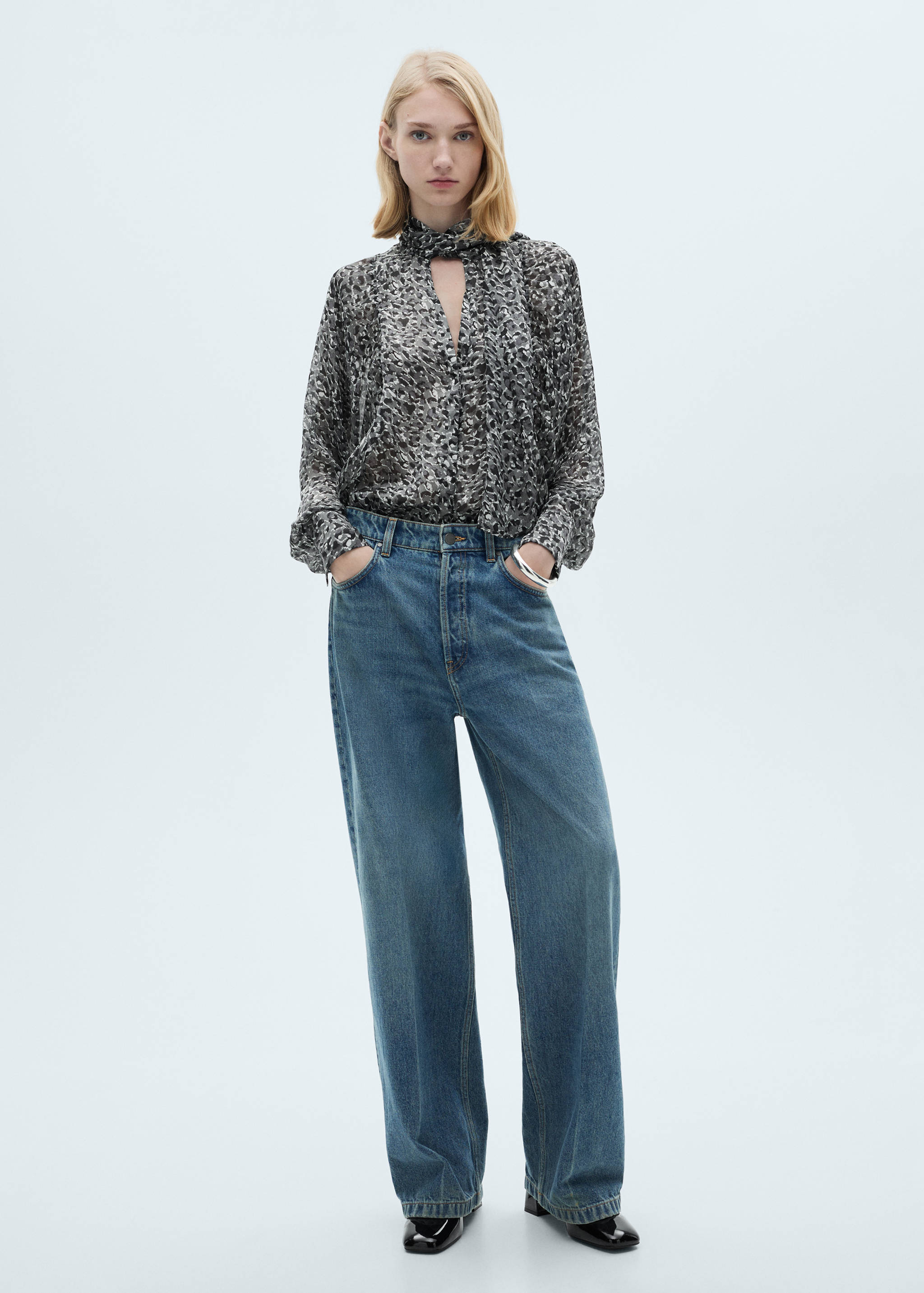 Bluză cu animal print și fundă la gât - Plan general