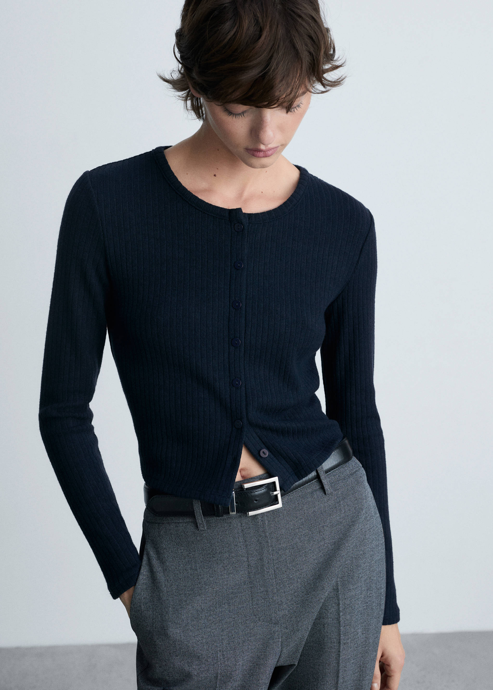 Cárdigan canalé botones - Plano medio